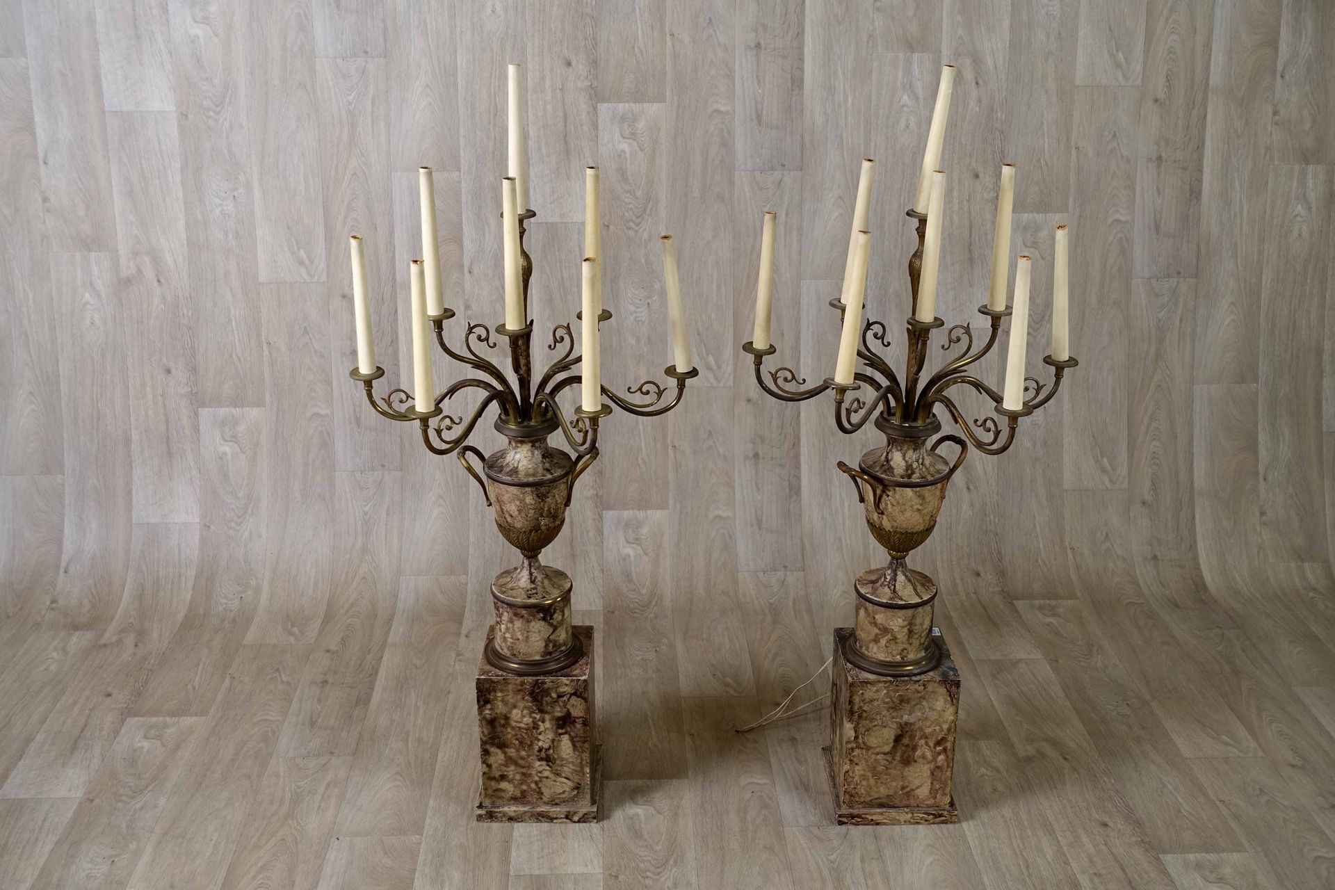 Paire de Flambeaux. 每一个都由八盏灯照亮，其蜿蜒的手臂由基座上的花瓶承载。鎏金青铜和木头上的着色大理石风格。20世纪。总高度：136厘米。