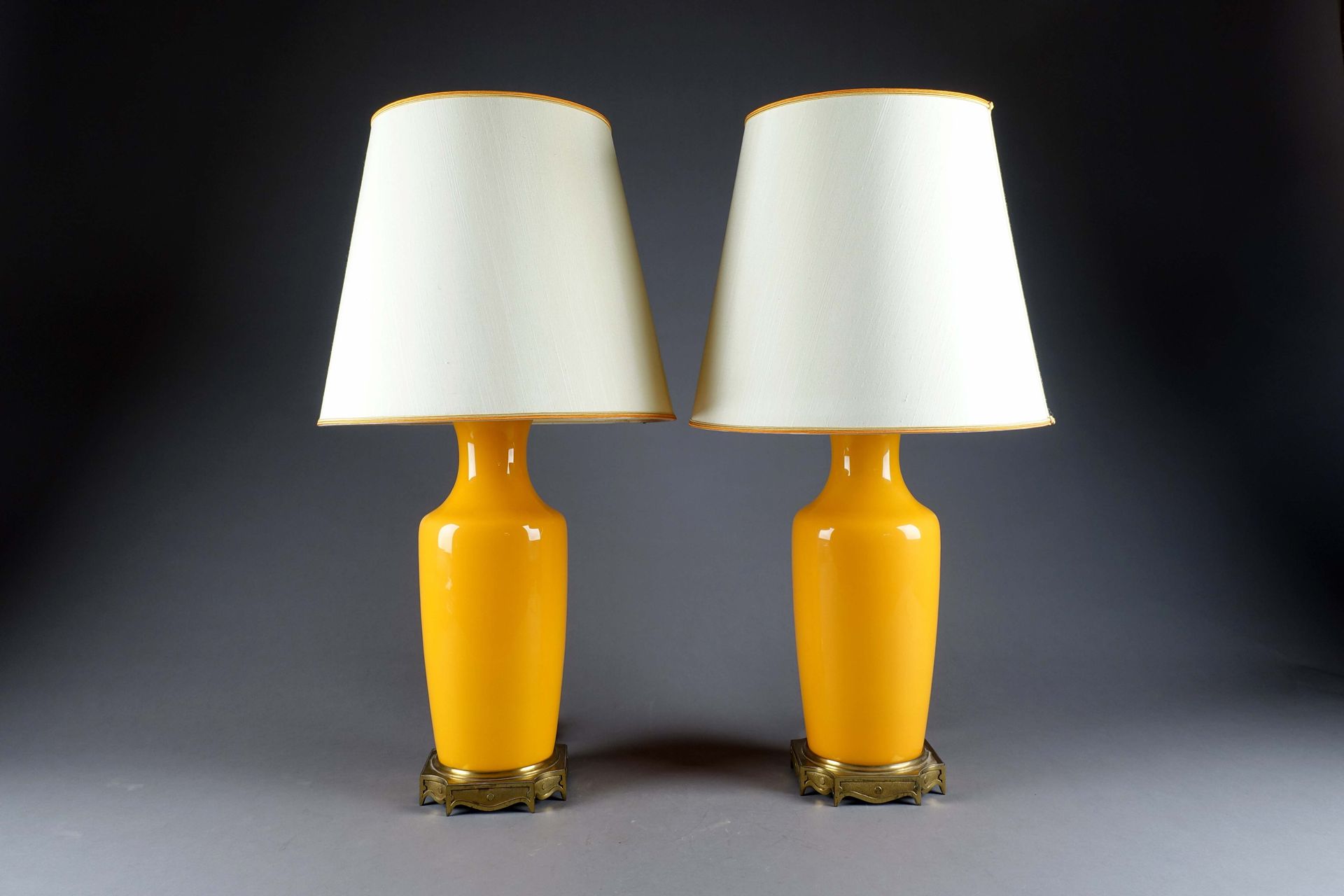 Paire de grandes lampes de table, de forme balustre. 每个人都安放在一个镀金的青铜平台上。橙色的玻璃。高度：&hellip;