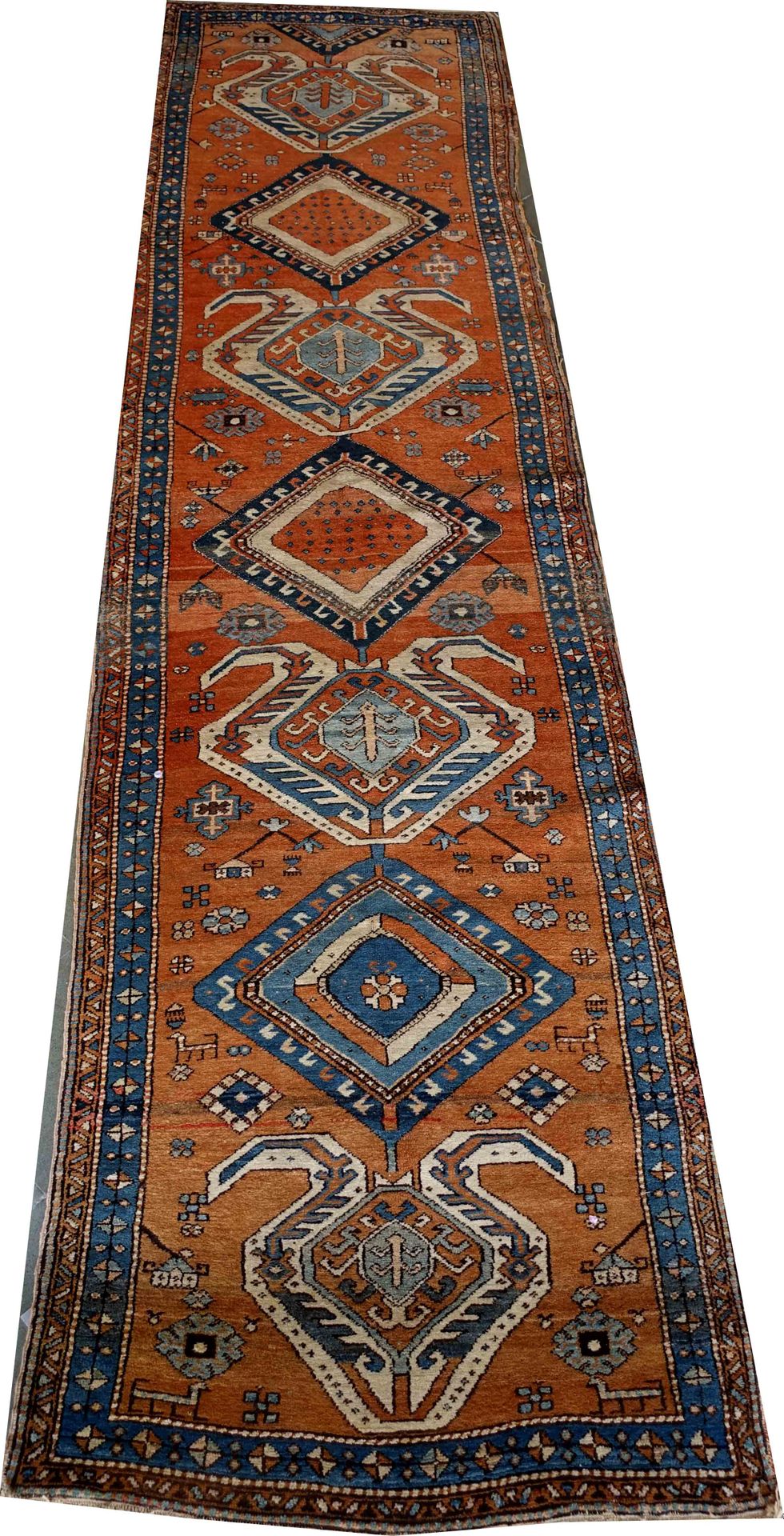 Tapis-Galerie Caucase-Kazak. Lo sfondo, in mattoni, presenta quattro grandi tart&hellip;