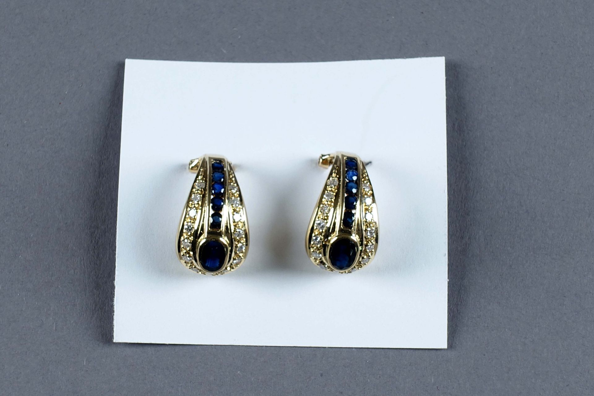 Paire de Boucles d’Oreilles. 镶嵌12颗蓝宝石，2个椭圆形和10个圆形（约2克拉）和30颗明亮型钻石（约0.90克拉）。镶嵌在18K&hellip;