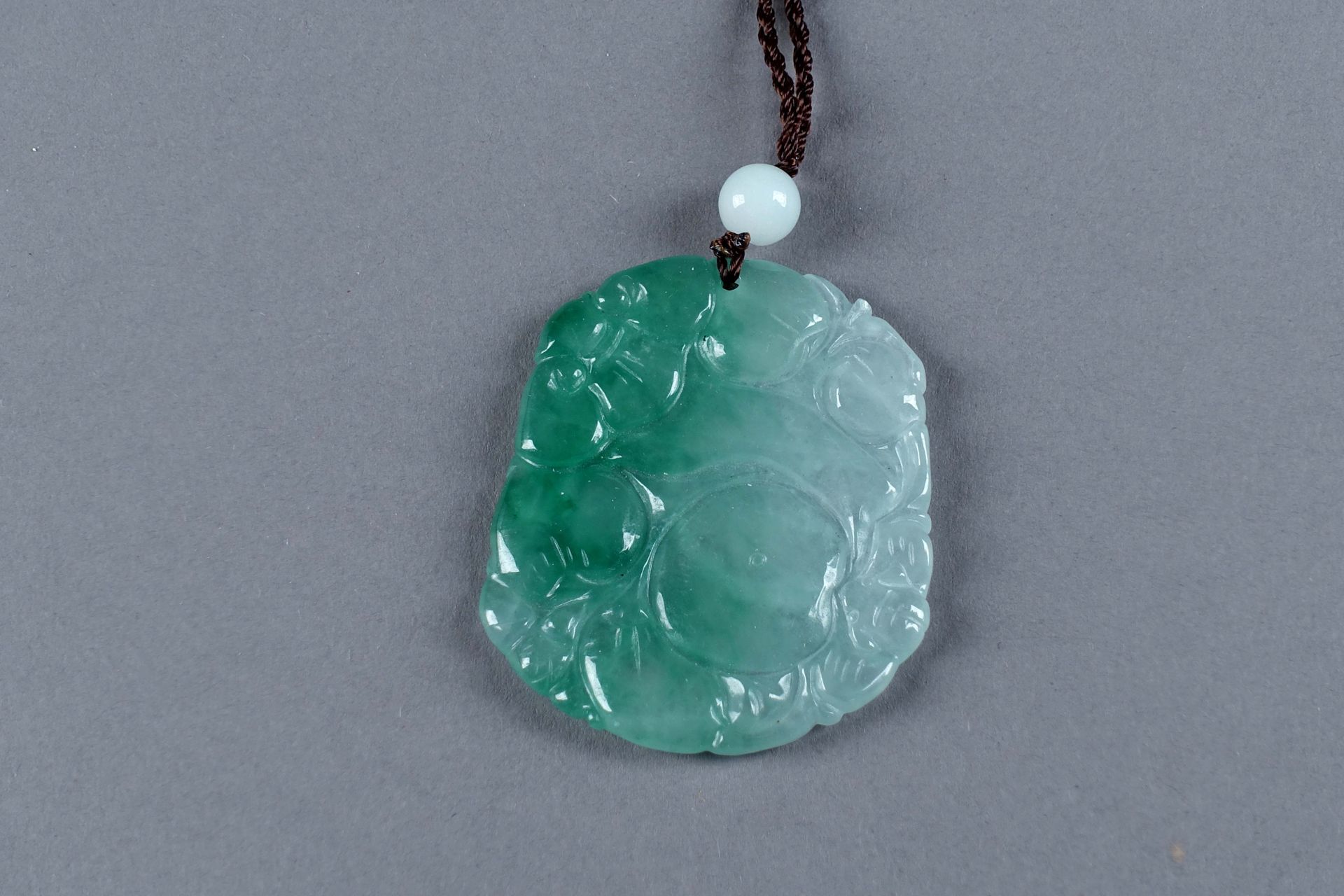 Pendentif. En jade sculpté représentant des pêches de longévité. Travail chinois&hellip;