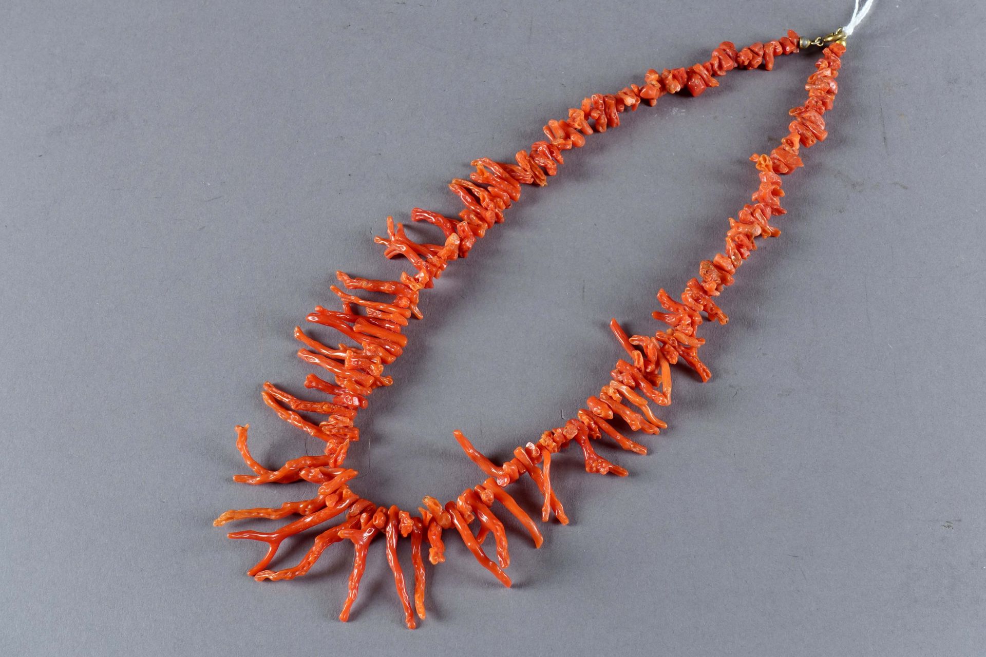 Collier en Brins de Corail Méditérranéen. Lunghezza: 48 cm.