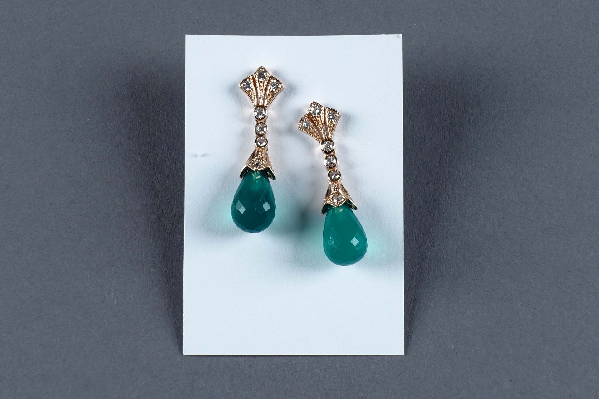 Paire de Pendants d’Oreilles. Sertis de deux onyx verts taille briolette et agré&hellip;