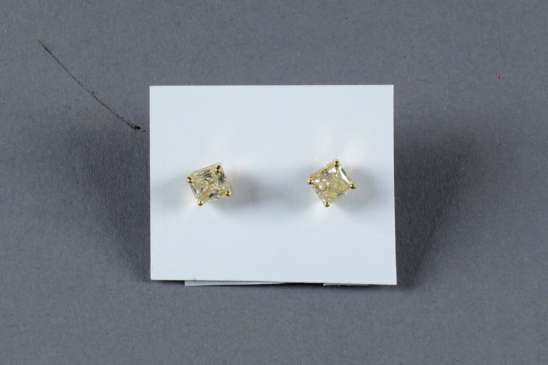 Paire de Boucles d’Oreilles. 镶嵌两颗花式方形切割黄钻（约1克拉80）。镶嵌在18K黄金中。重量：2.7克。