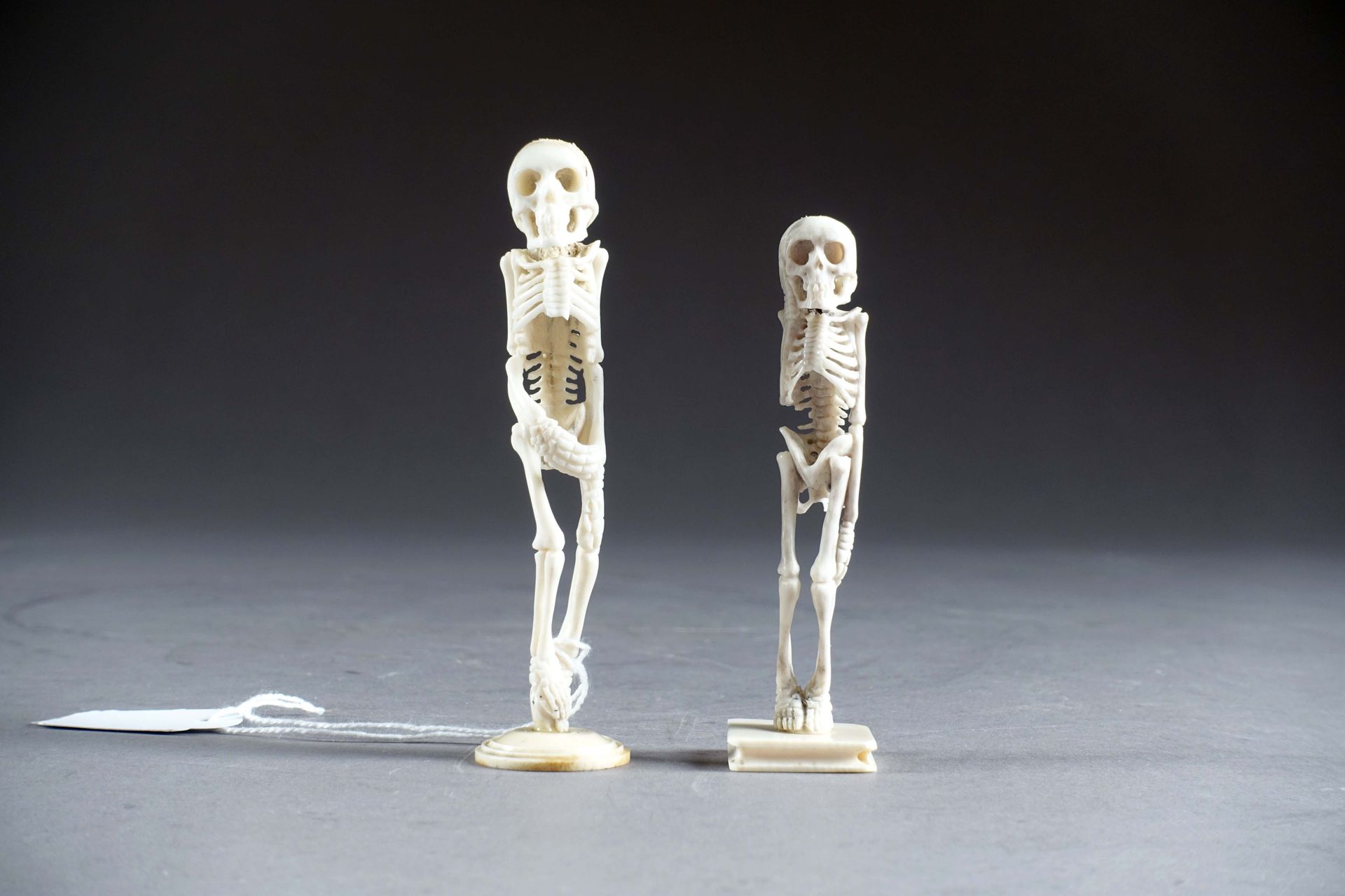 Deux vanités. 每幅作品都描绘了一具站立的人体骨骼。雕刻的骨头。20世纪。高度：9和10厘米。状况。没有意外。
