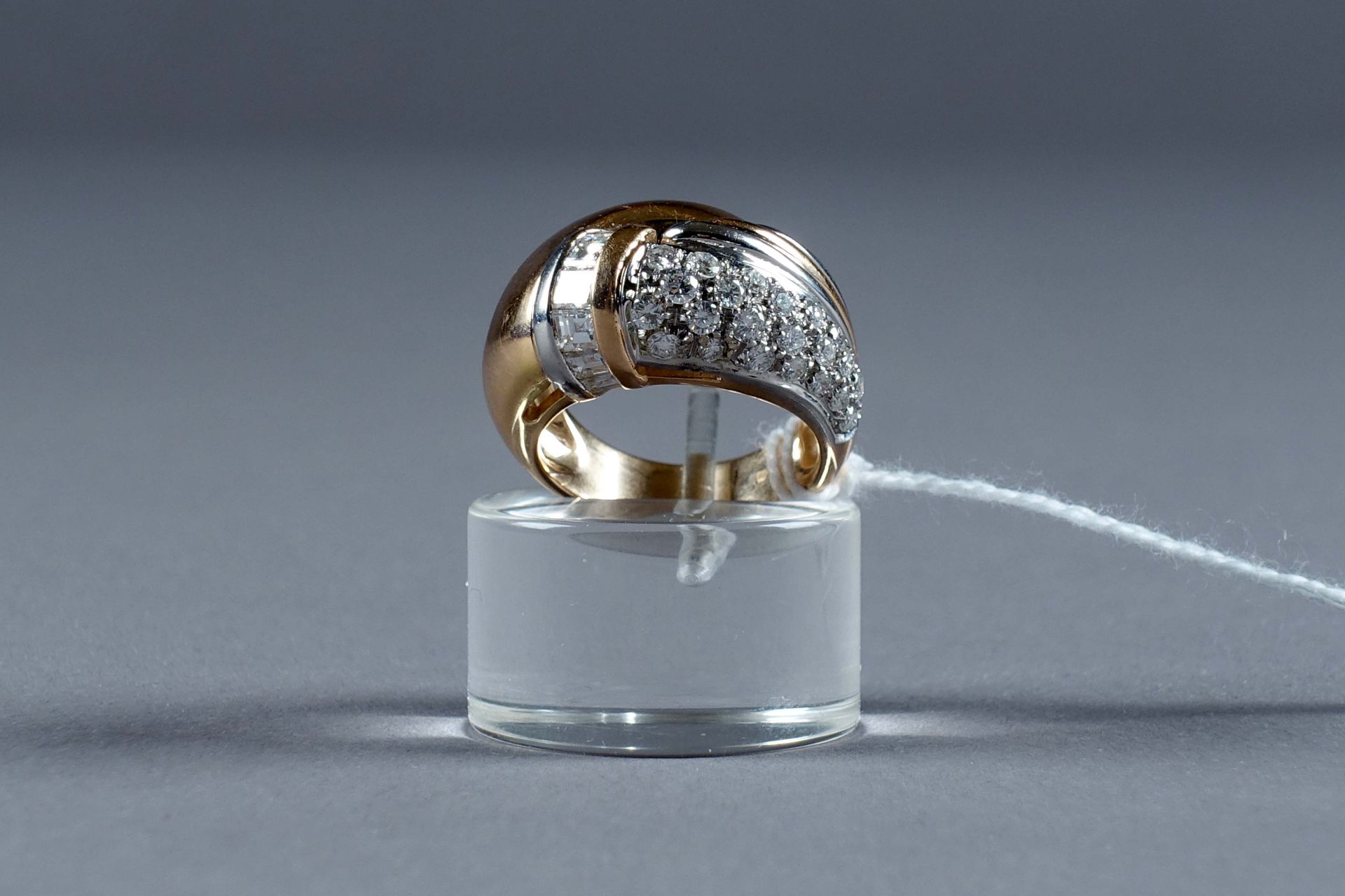 Bague de Dame. Stilisierte Schleife mit 29 Diamanten, davon 23 im Brillantschlif&hellip;