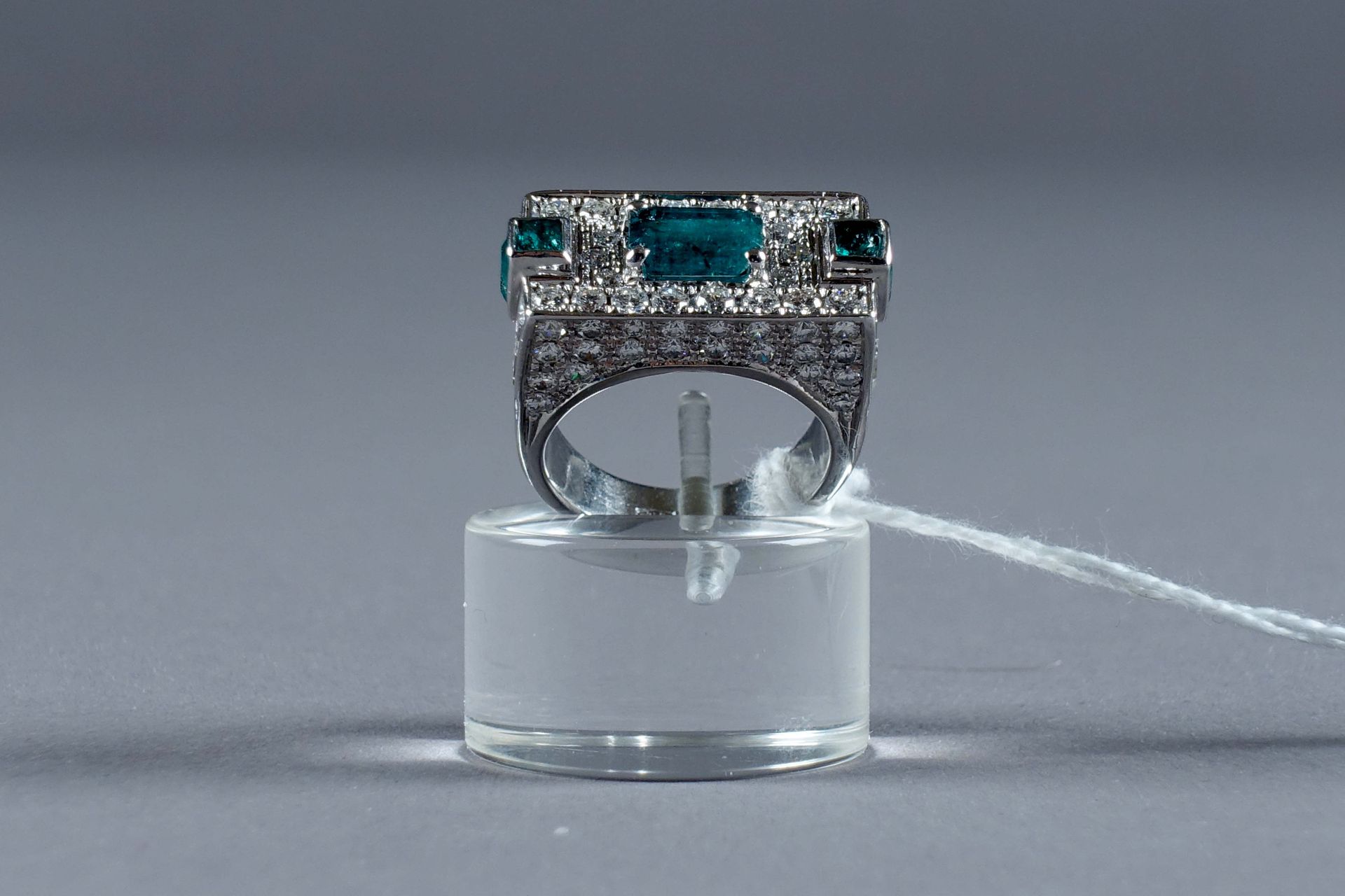 Bague de Dame Néo Rétro. Set with an emerald-cut emerald (approx. 0.90 carats) s&hellip;