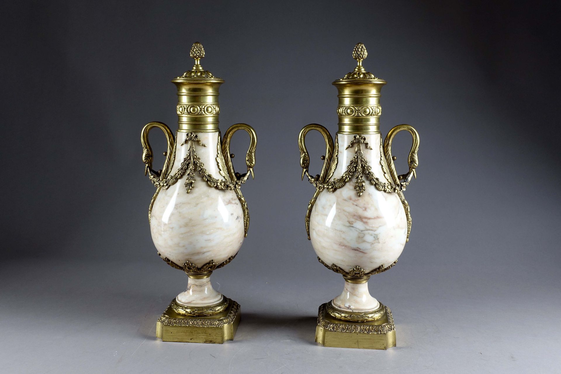 De style Louis XVI. Un par de grandes cassolettes piriformes de mármol veteado c&hellip;