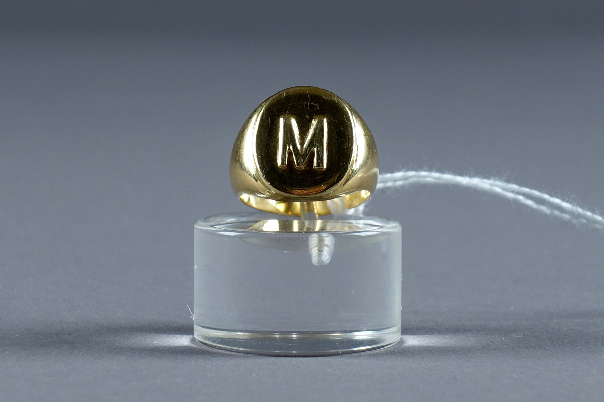 Chevalière. Set in 18 carat yellow gold with an "M". Weight : 10,5 g. Size : 48.