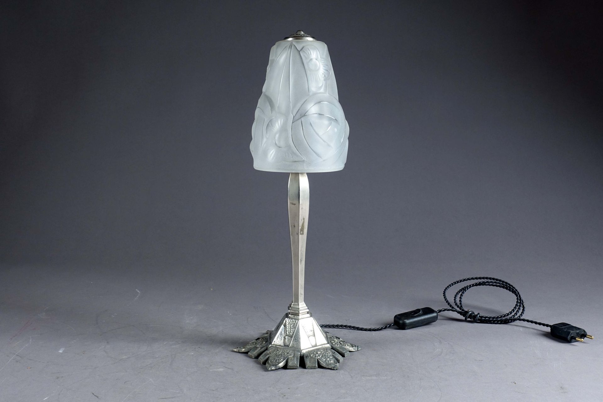 Degué. Art Deco table lamp resting on a cut-out metal base. Capelin, in moulded &hellip;