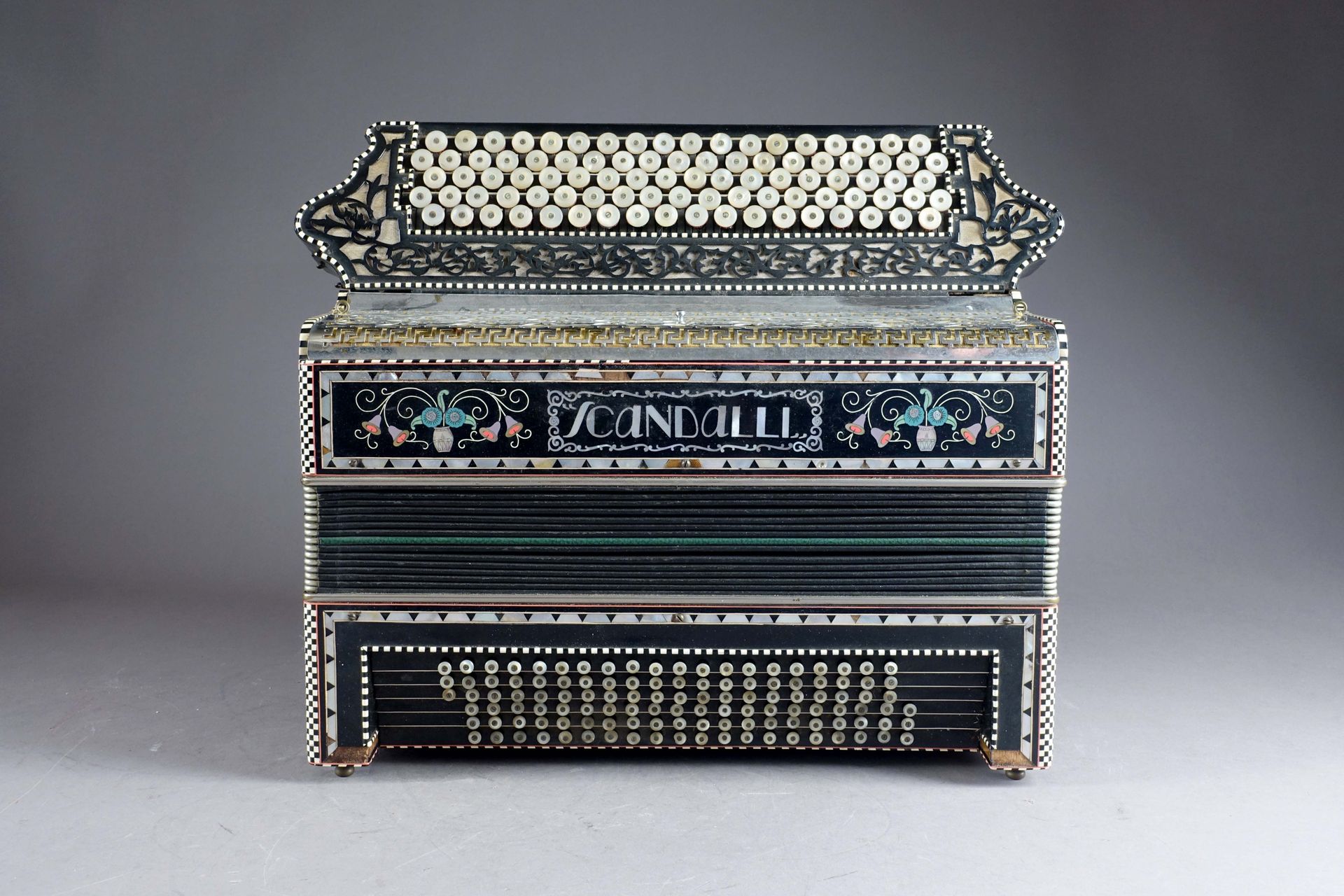 Scandalli. 手风琴。珍珠贝母键盘。镶嵌木头和镀铬金属。意大利。20世纪上半叶。尺寸：44 x 38 x 24厘米。狀況報告 : 鑲嵌物有一些缺口。