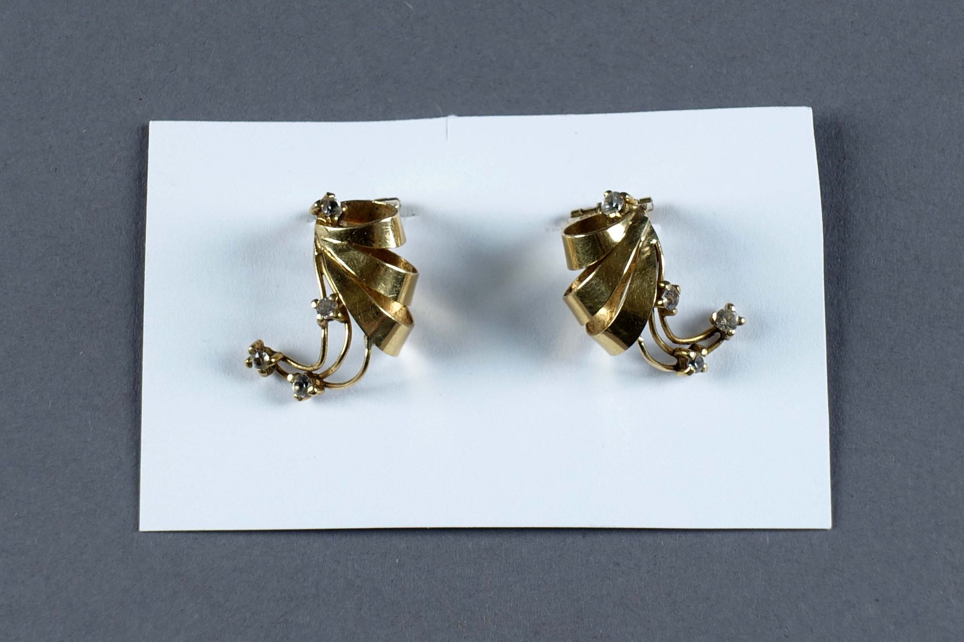 Paire de Clips d’Oreilles. Embellished with imitation diamonds. 18K yellow gold &hellip;