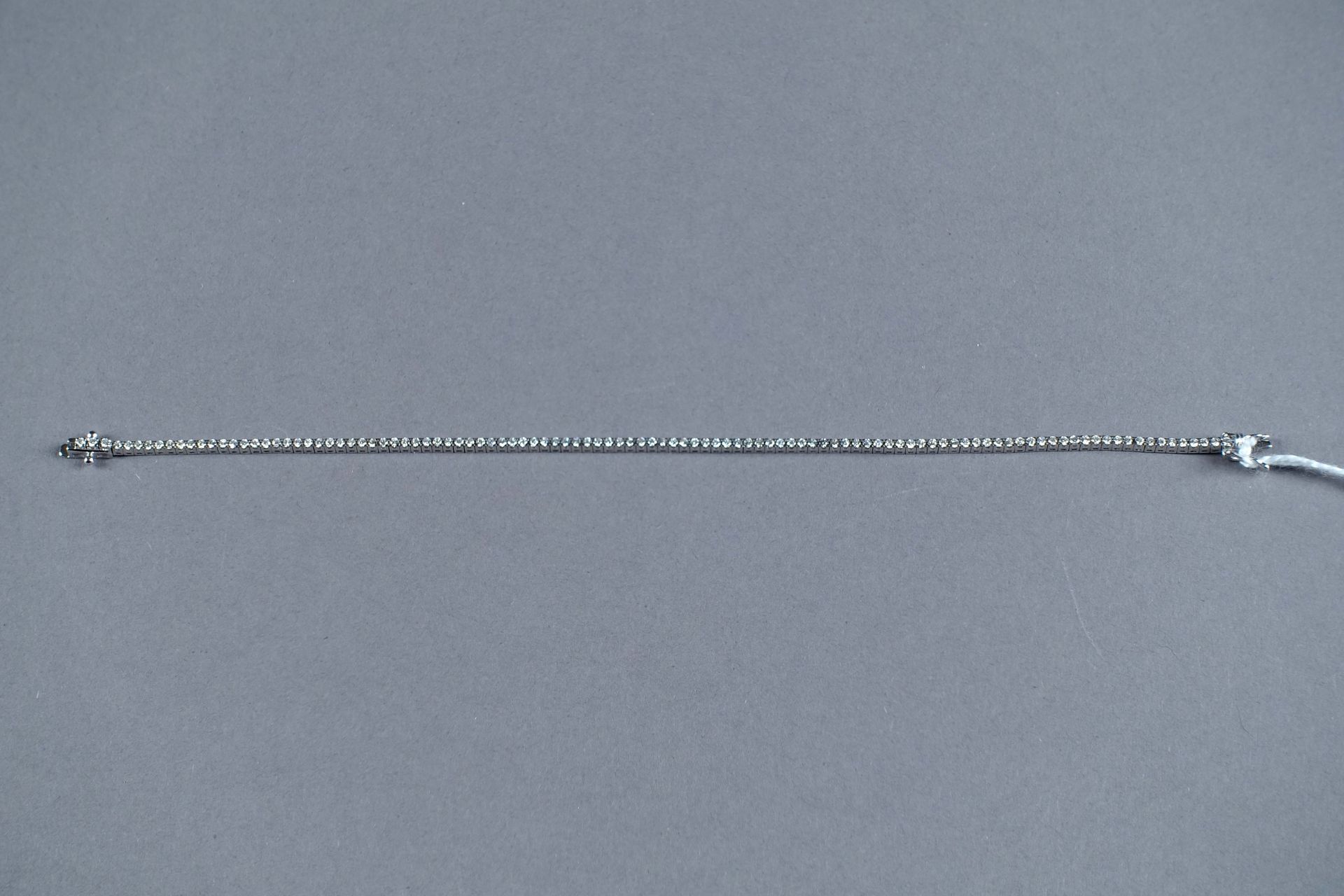 Bracelet Rivière. 镶有一百零七颗明亮式切割钻石（约0克拉53）。镶嵌在18K白金中。重量：5.9克。长度：18厘米。
