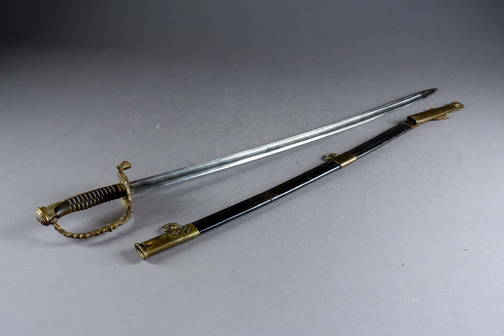 Sabre d’Officier de marine. Modèle 1837. Fusée en corne, lame à gouttière (non s&hellip;