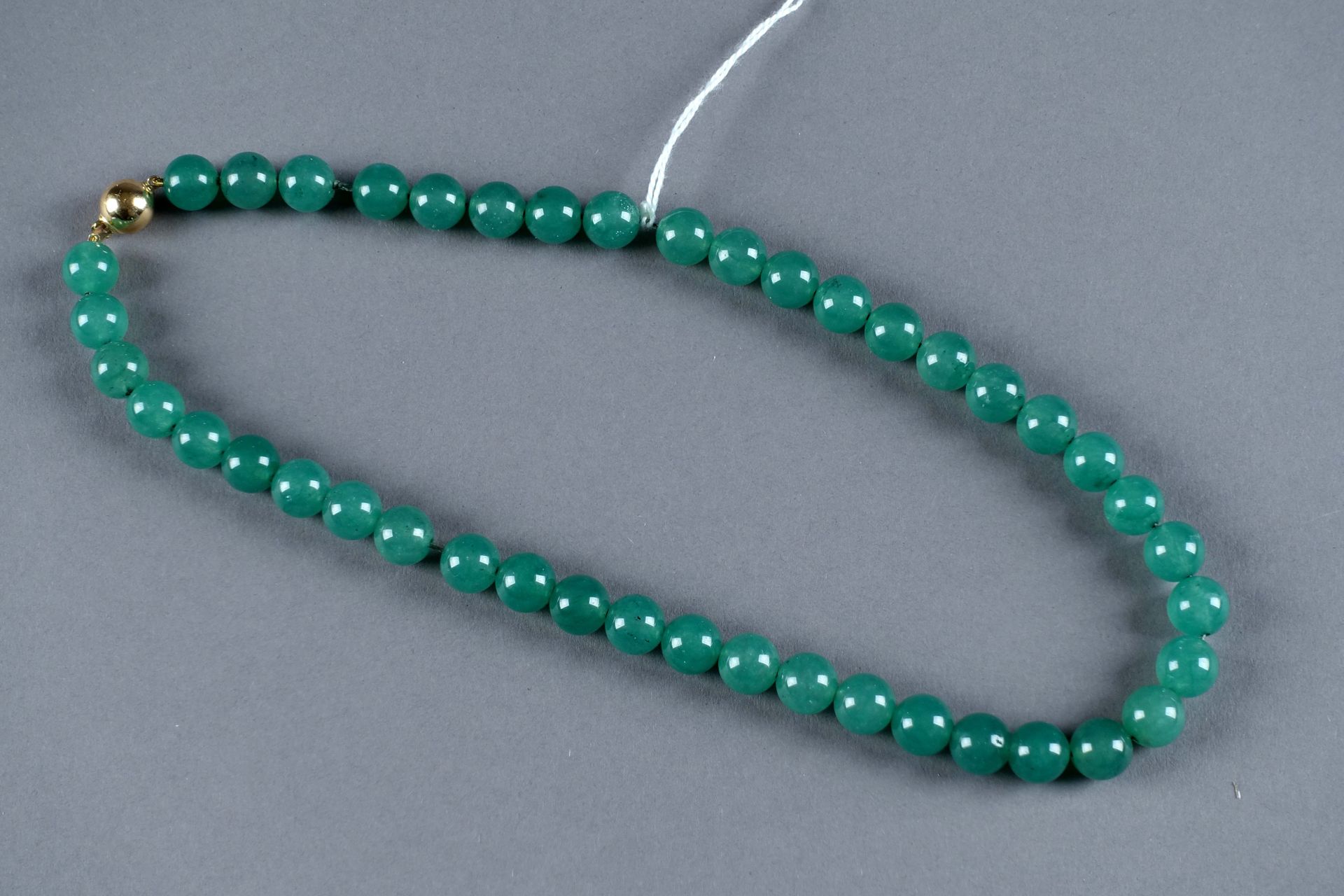 Collier de Perles d’Aventurine. Clasp in 18 carat yellow gold. Length : 45 cm.