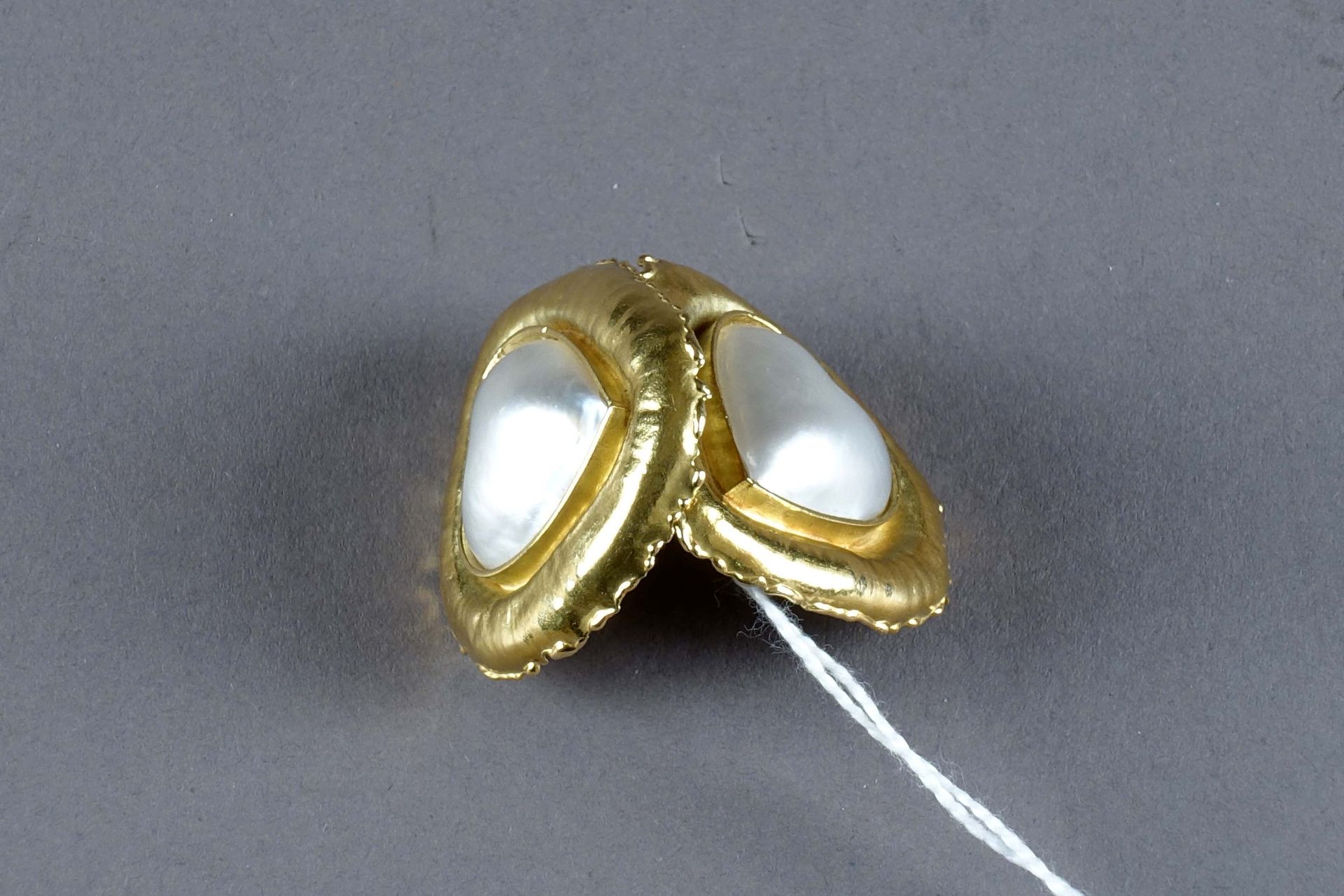 Paire de Boucles d’Oreilles. 镶嵌有两个心形的凸圆形珍珠母贝。镶嵌在18克拉的黄金中。重量：17,4 g。