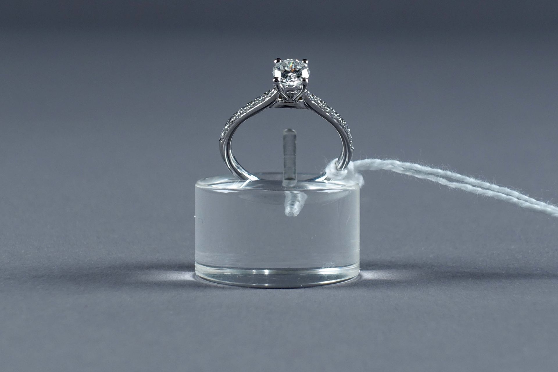 Bague de Fiançailles. Sertie d’un diamant taille brillant (env. 0 carat 58) flan&hellip;