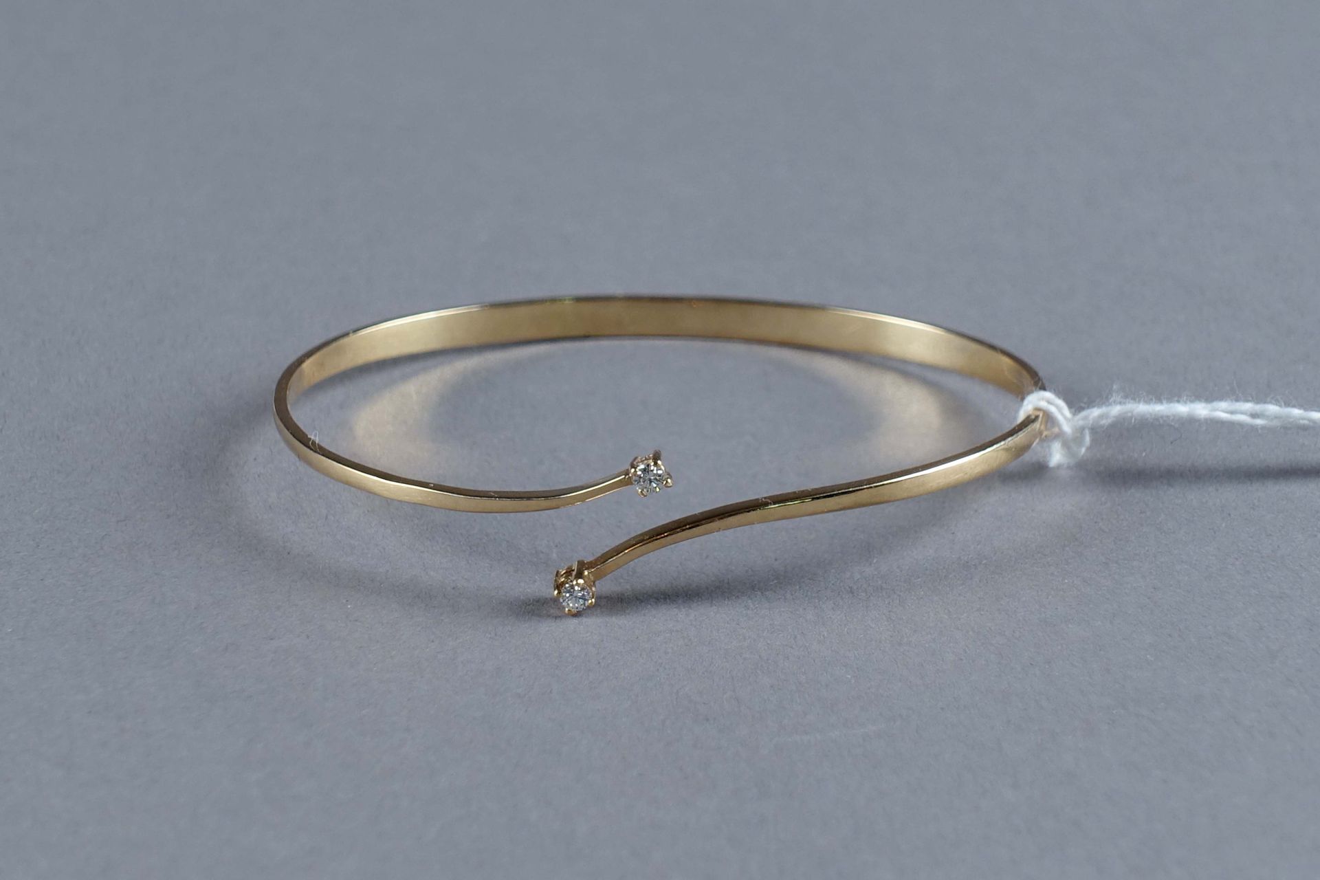 Bracelet Contemporain. 精致的开放式镶嵌两颗明亮式切割钻石（约0.10克拉），14克拉黄金。重量：7.5克。宽度 : 5,8 cm。