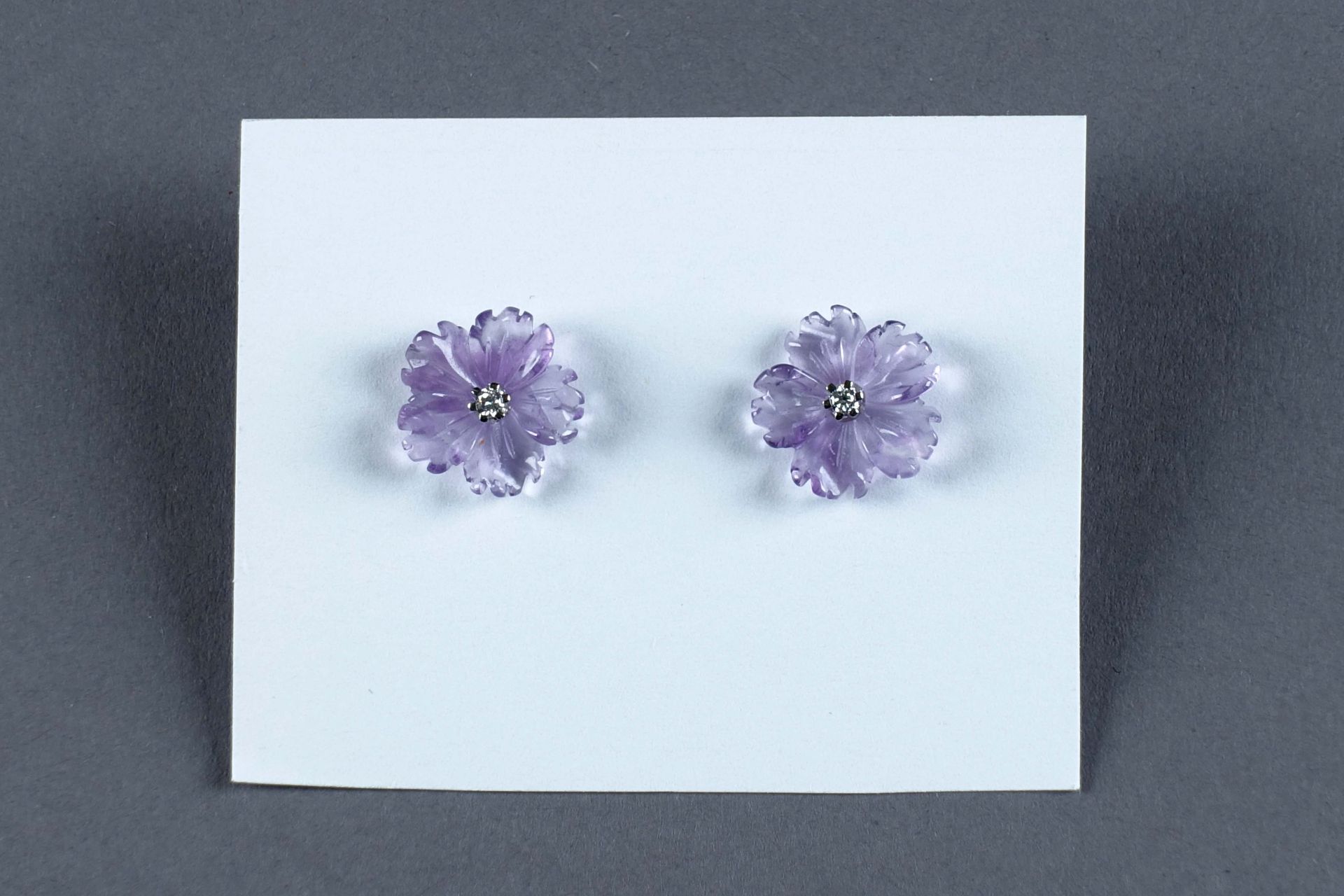 Paire de Boucles d’Oreilles. Stilisierte Blumen aus Amethyst und mit zwei Diaman&hellip;