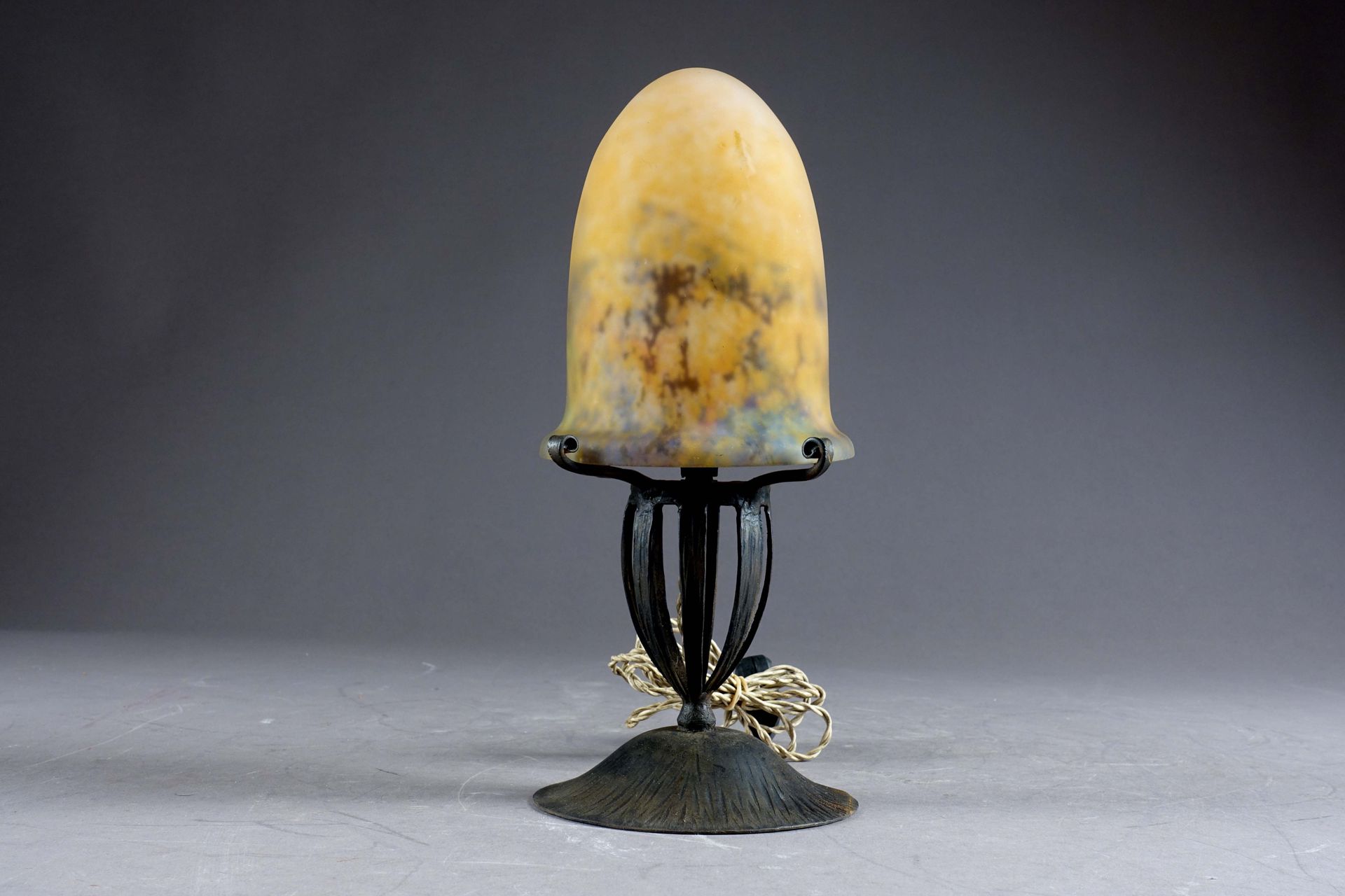 Muller Frères - Lunéville. 蘑菇 "台灯。镶嵌在大理石花纹玻璃中的卡佩拉，脚上有四个锻打的铁爪。签名在capeline上。高度：25条&hellip;