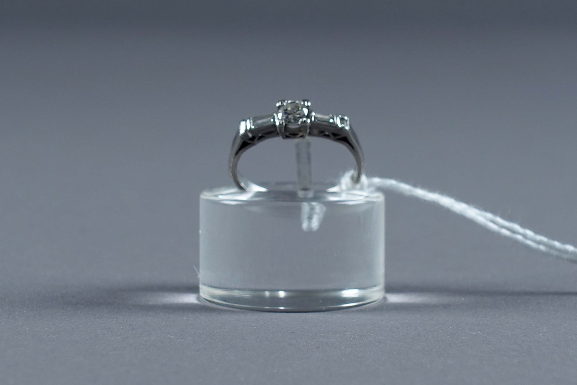 Bague de Fiançailles. Set with one brilliant-cut diamond (approx. 0 carat 20) fl&hellip;