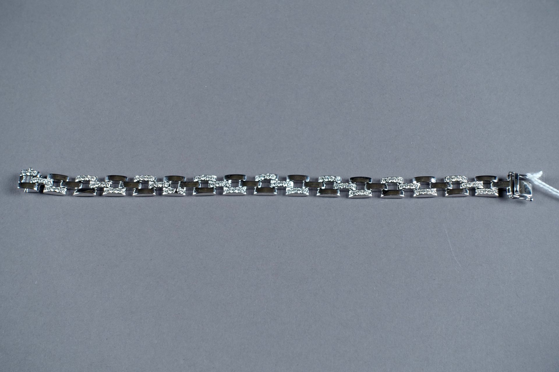 BRACELET. 镶嵌有95颗明亮式切割钻石（约3克拉40；有一颗钻石丢失）。镶嵌在18K白金中。重量：27.6克。长度：19.5厘米。