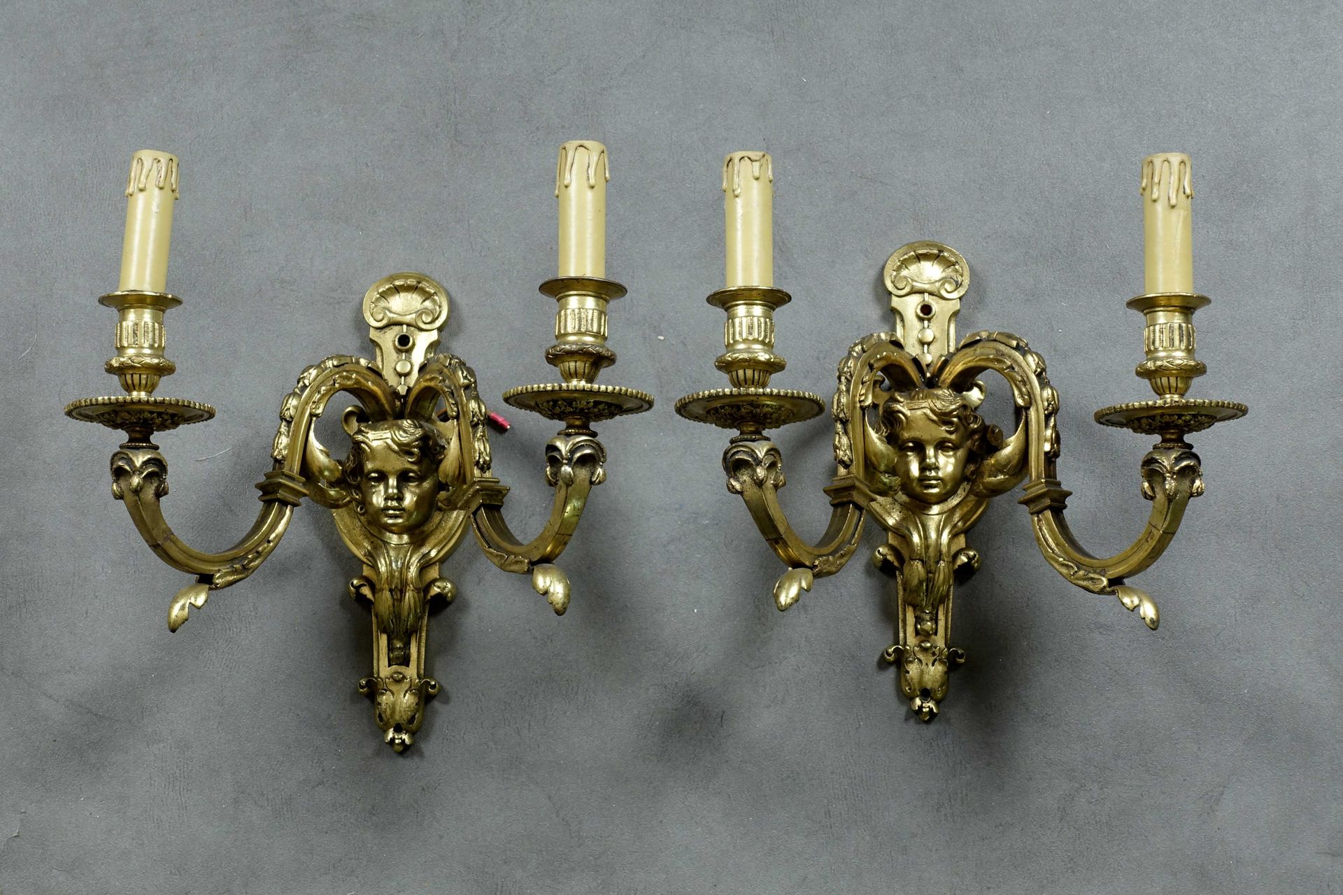 Paire d’Appliques de style Régence. 有两个带手臂的灯，由一个顶着贝壳的莆田人脸分开。鎏金青铜。20世纪初。高度：29厘米。