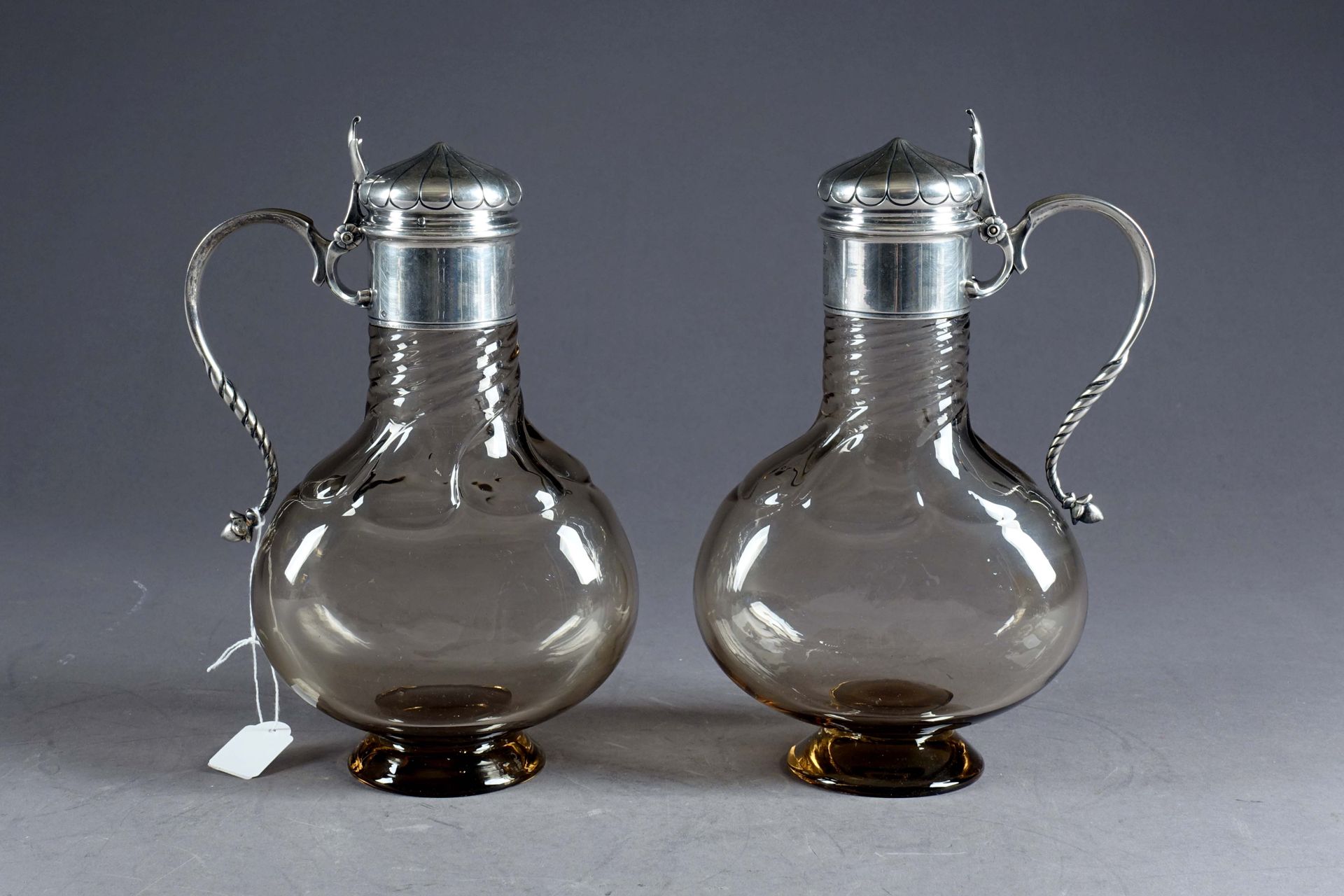Christofle, de la période 1853-1935. Pair of ewers on pedestal. Smoked glass wit&hellip;