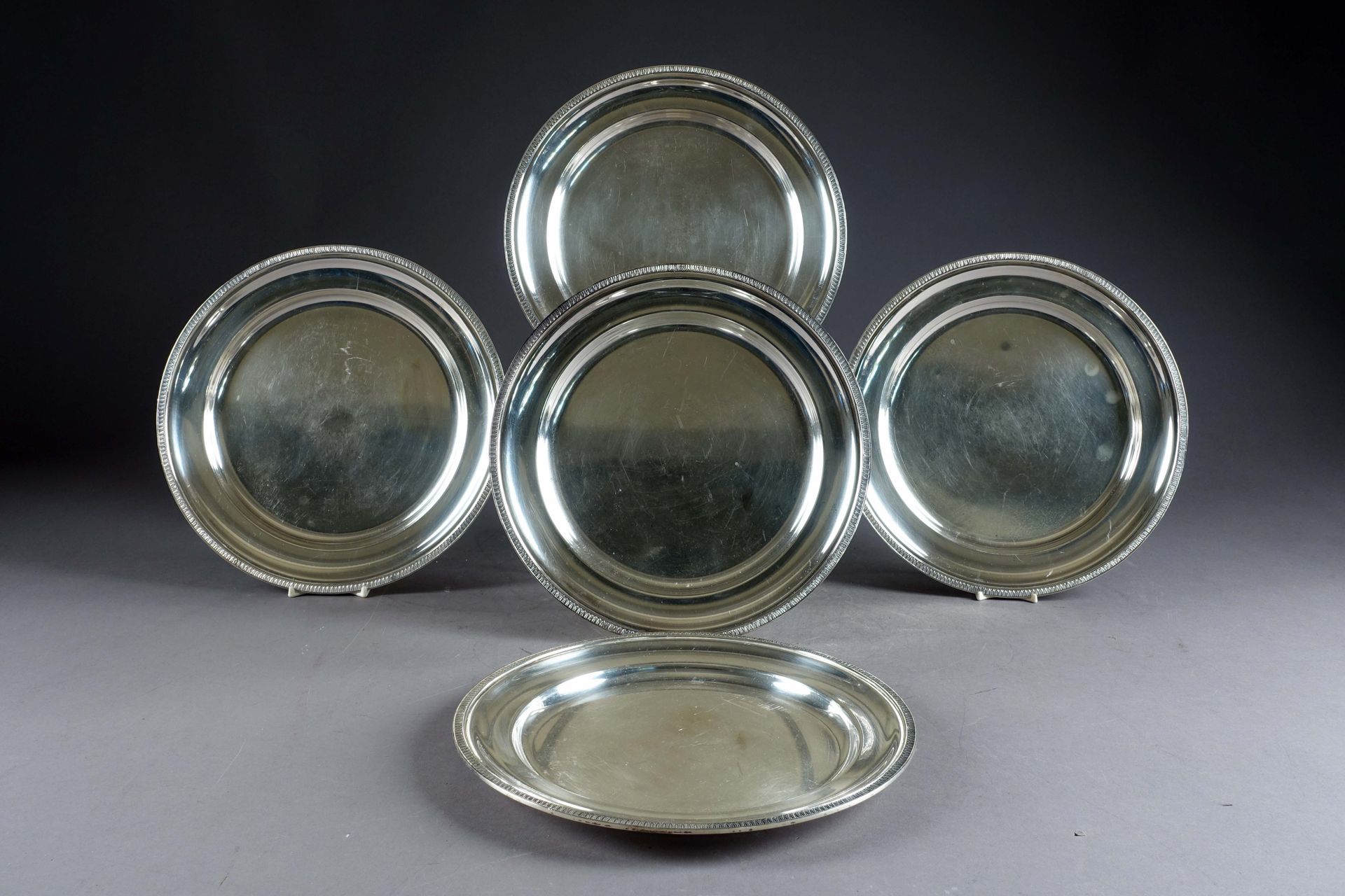 WISKEMANN. Suite of five round dishes with a plain bottom. Wing lined with a fri&hellip;