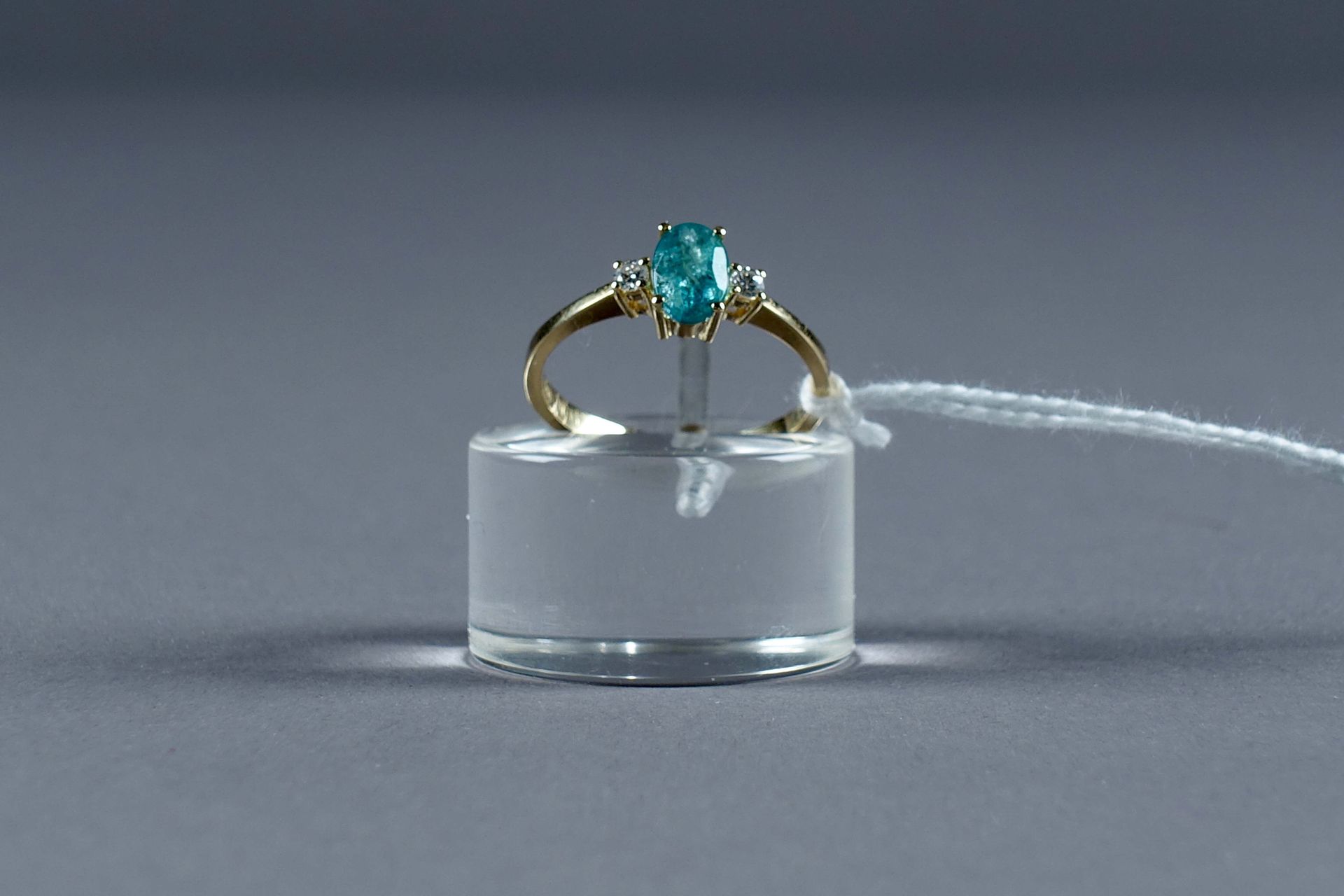 Bague de Dame. Set with an oval emerald (approx. 0 carat 70) flanked by two bril&hellip;