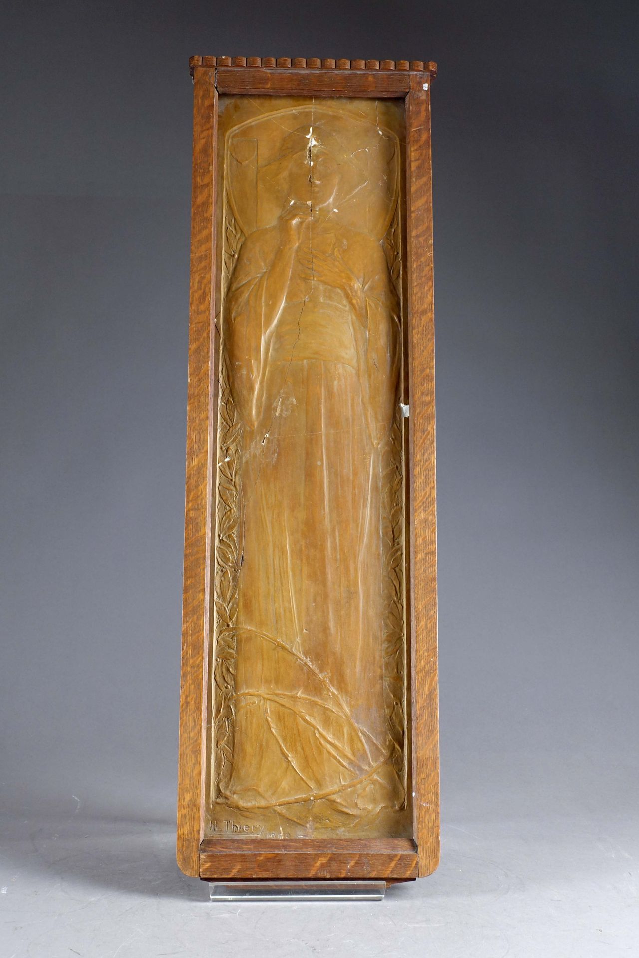 H. Thiery (Gand 1875-1941). 象征主义的石膏浮雕，带有赤土色的铜锈。签名和日期为1909年。以模制橡木为框架。尺寸：82 x 24厘米&hellip;