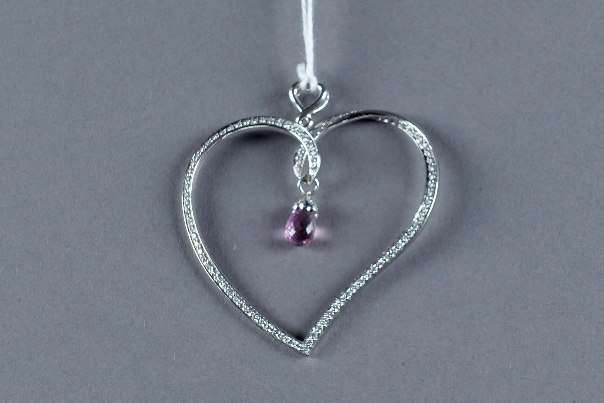 Pendentif Coeur. 全部镶嵌有一百零六颗明亮式切割的钻石（约0.50克拉），并有一颗吊坠式切割的粉色蓝宝石作为点缀。镶嵌在18K白金中。重量：7.&hellip;