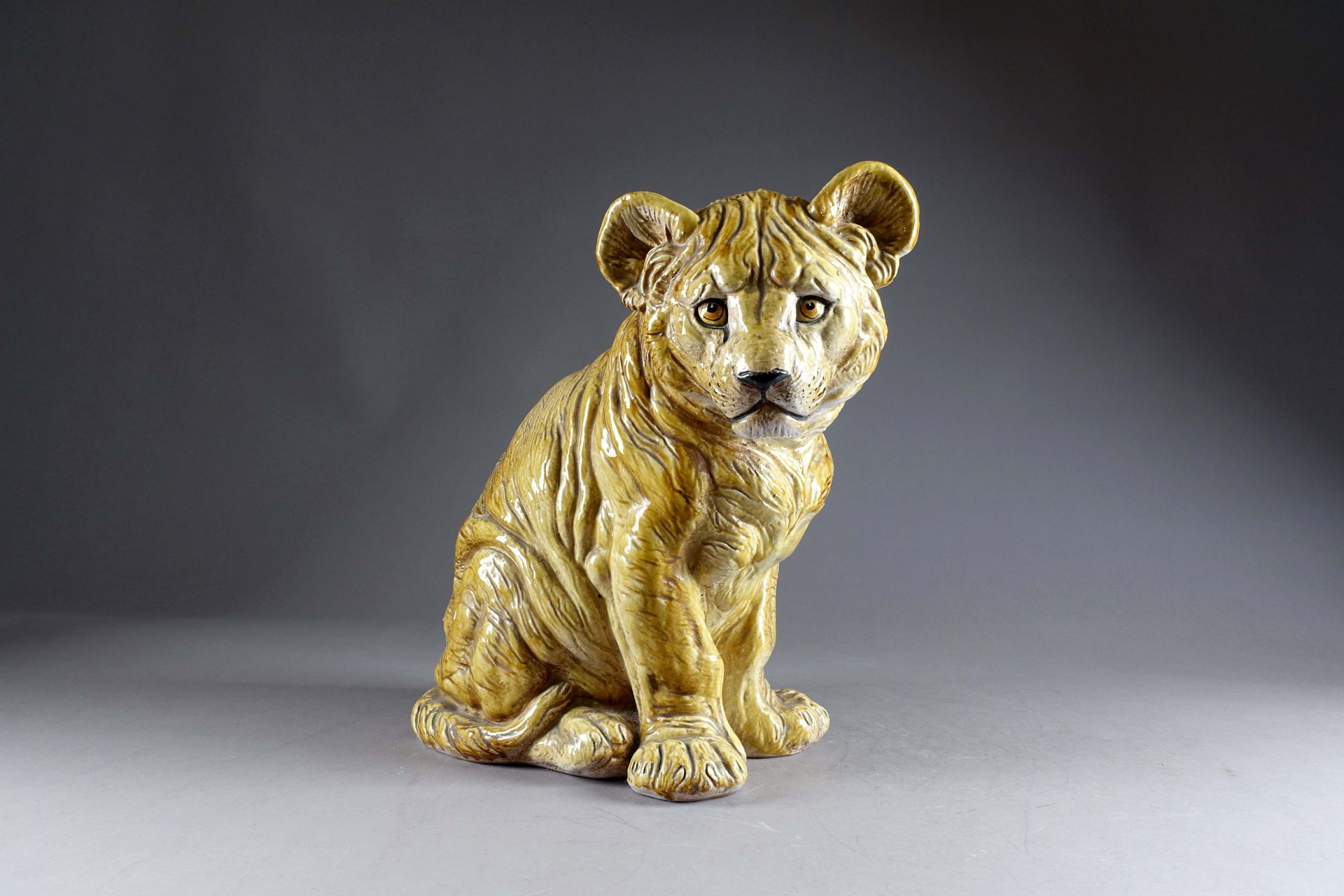Lionceau assis, grandeur nature. Ceramica smaltata italiana. Circa 1960-1970. Di&hellip;