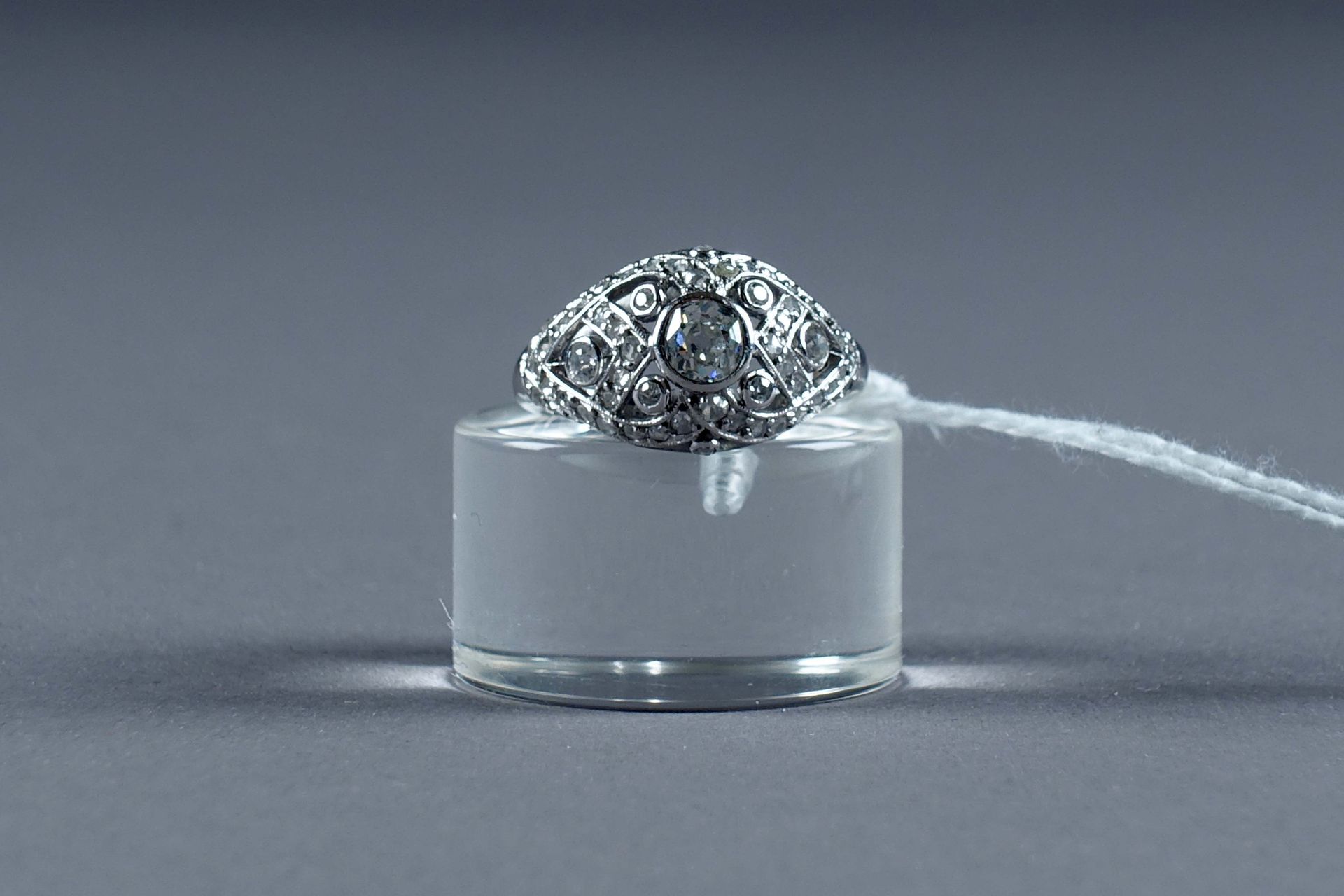 Bague de Dame. Con sette diamanti taglio vecchio (circa 0,35 carati) e cinquanta&hellip;