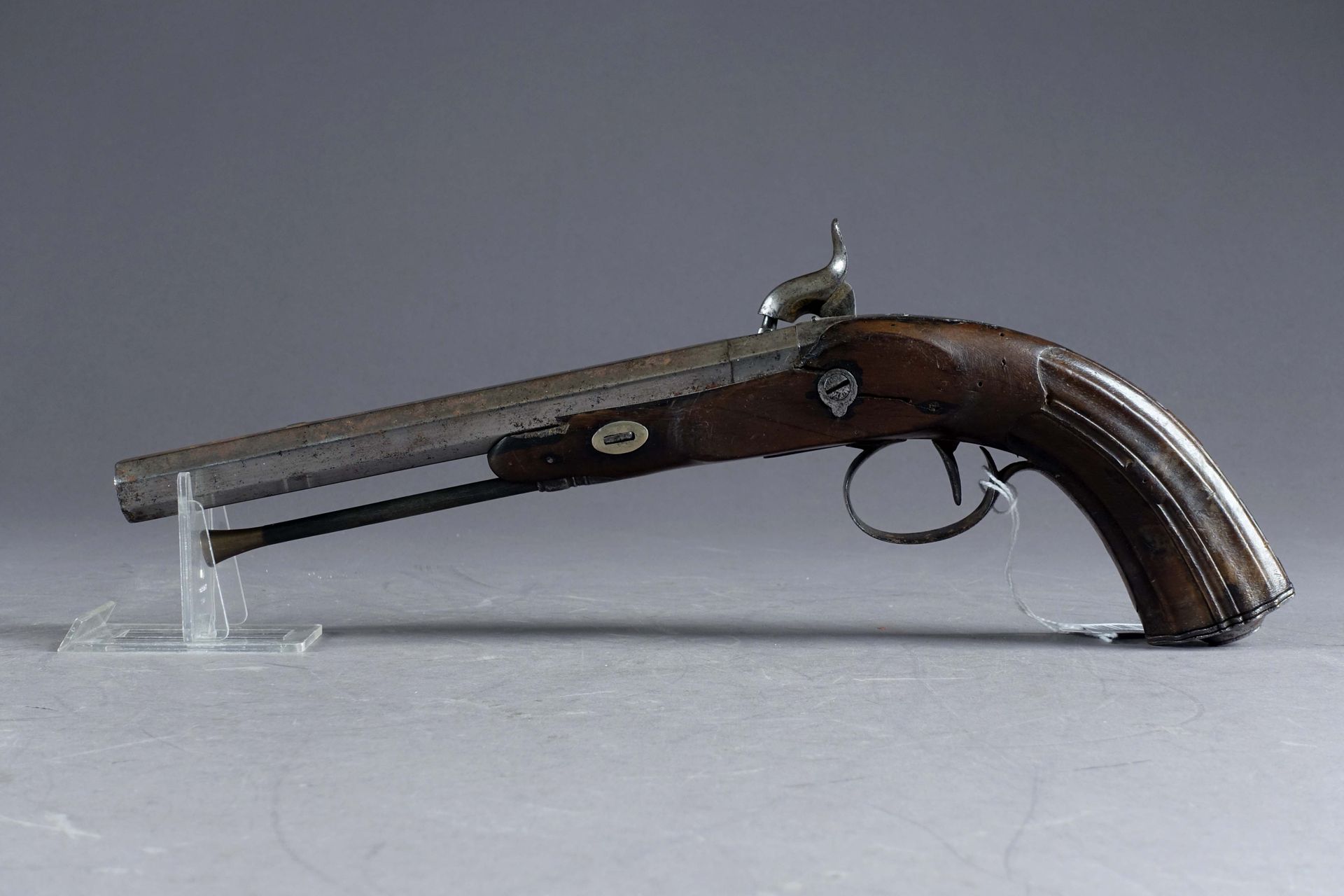 Pistolet à canon octogonal. 底火系统和雕刻的锁烟囱。雕刻的胡桃木枪托。拿破仑三世时期。长度：33厘米。没有被打。