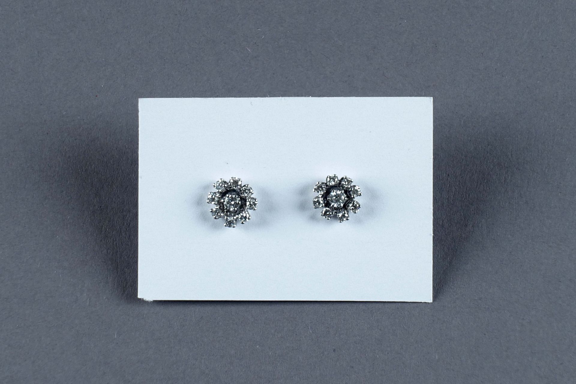 Paire de Boucles d’Oreilles. Serties de dix-huit diamants taille 16/16 (env. 0 c&hellip;