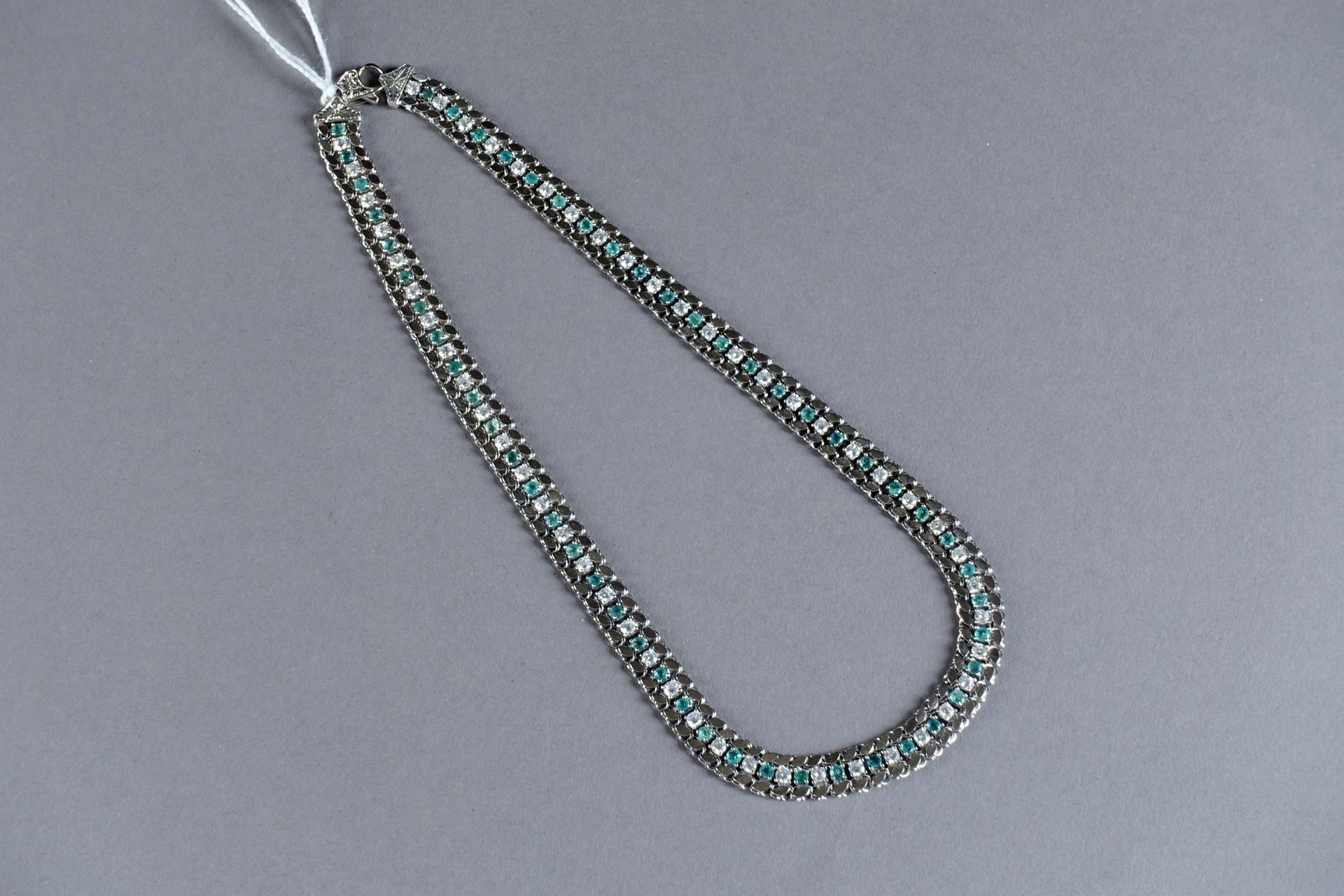 Collier. 点缀着53颗圆形切割祖母绿（约7克拉）和模拟钻石。镶嵌在14K白金中。重量：23.3克。长度：39.5厘米。