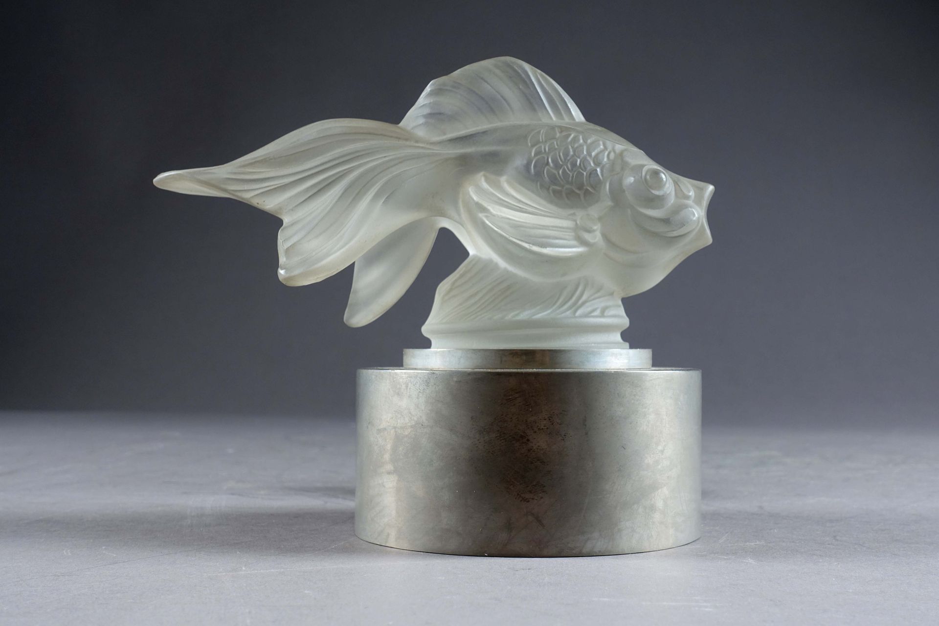 Lampe-veilleuse, signée Sabino. 有一个压制成型的玻璃旗鱼，有背光，放在一个金属底座上。尺寸：16 x 18 x 11厘米。状况。&hellip;