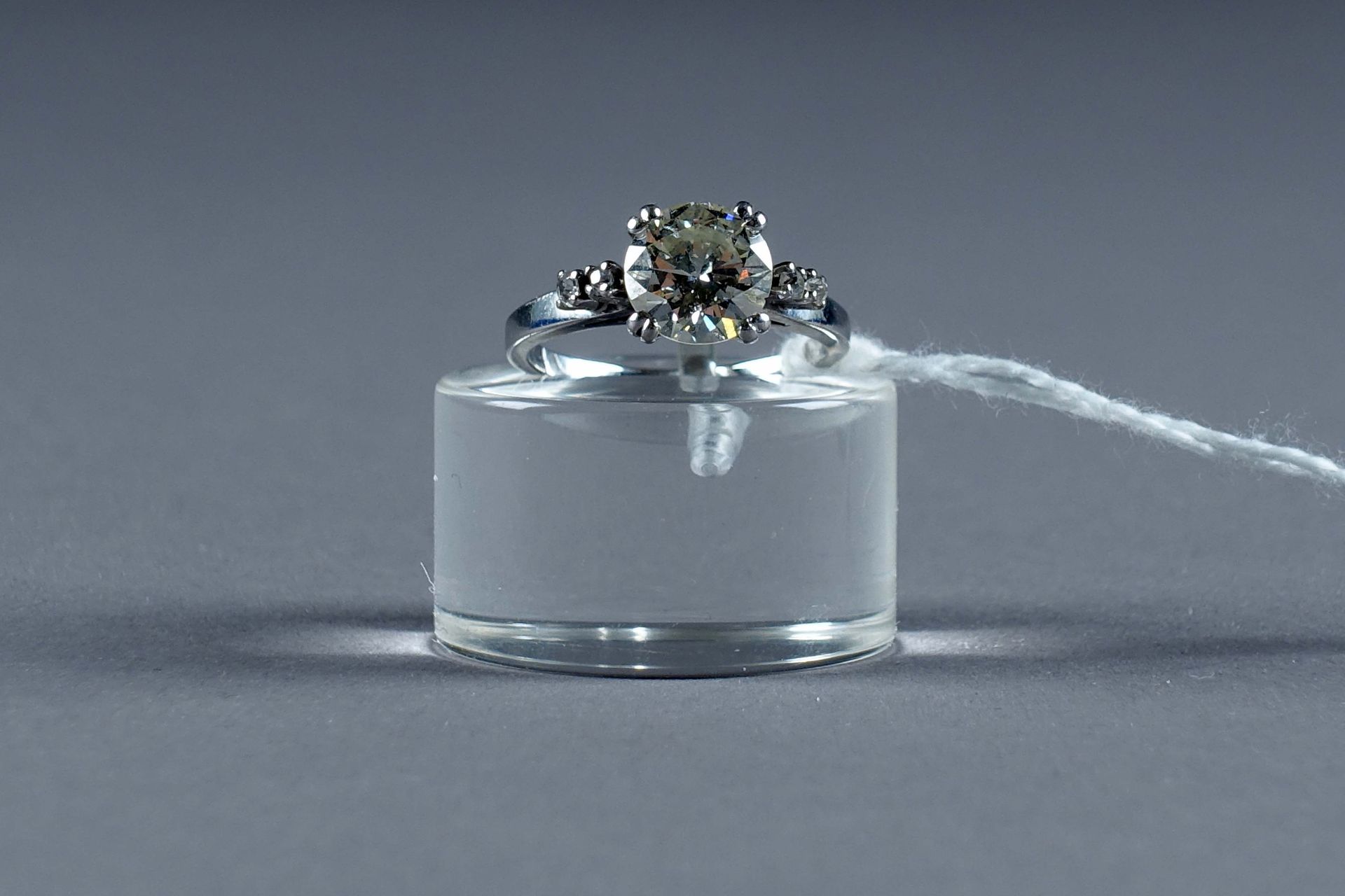 Bague de Fiançailles. Sertie d’un diamant taille brillant (env. 1 carat 60 / cou&hellip;