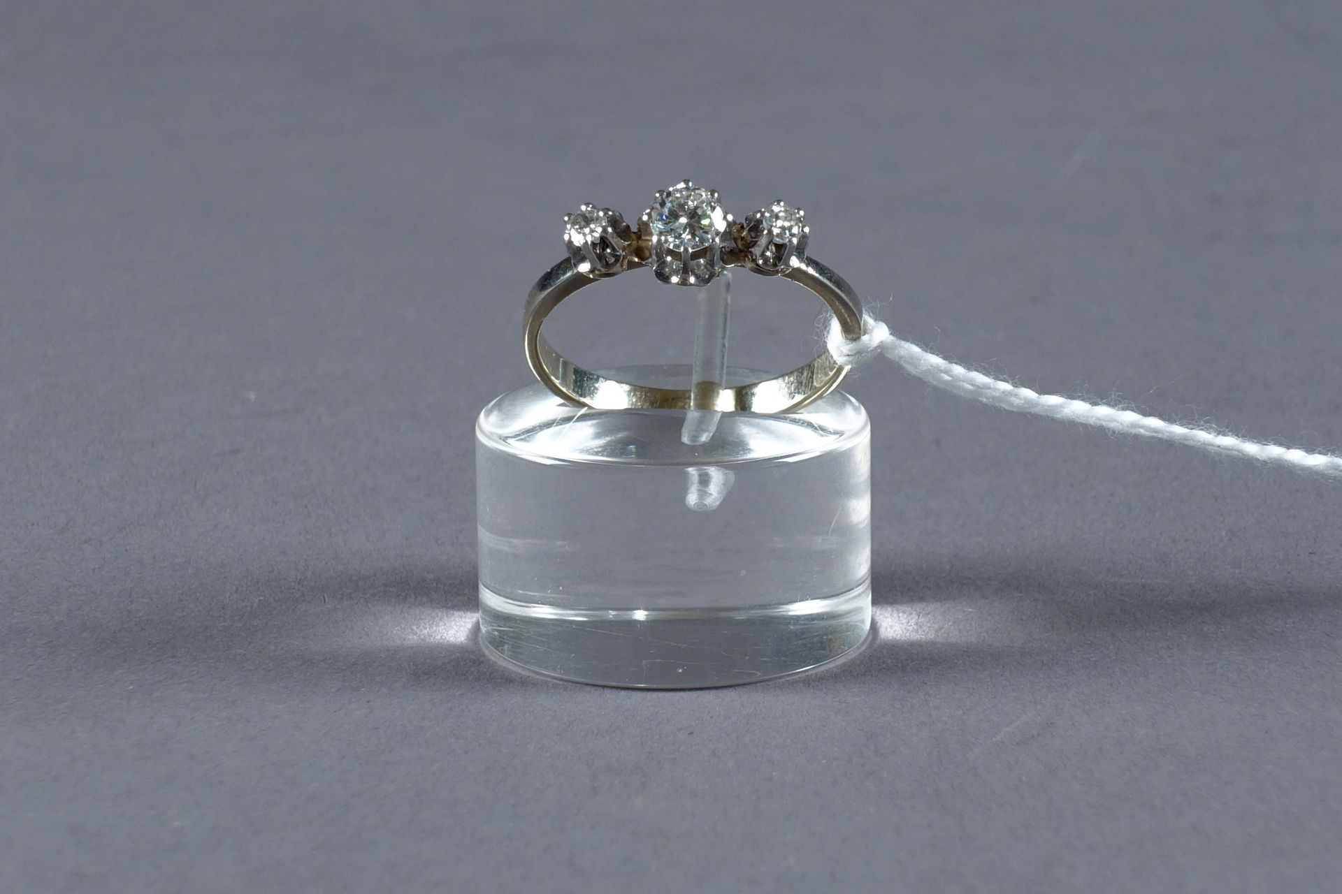 Bague de Dame. Sertie de trois diamants taille brillant (env. 0 carat 45). Montu&hellip;