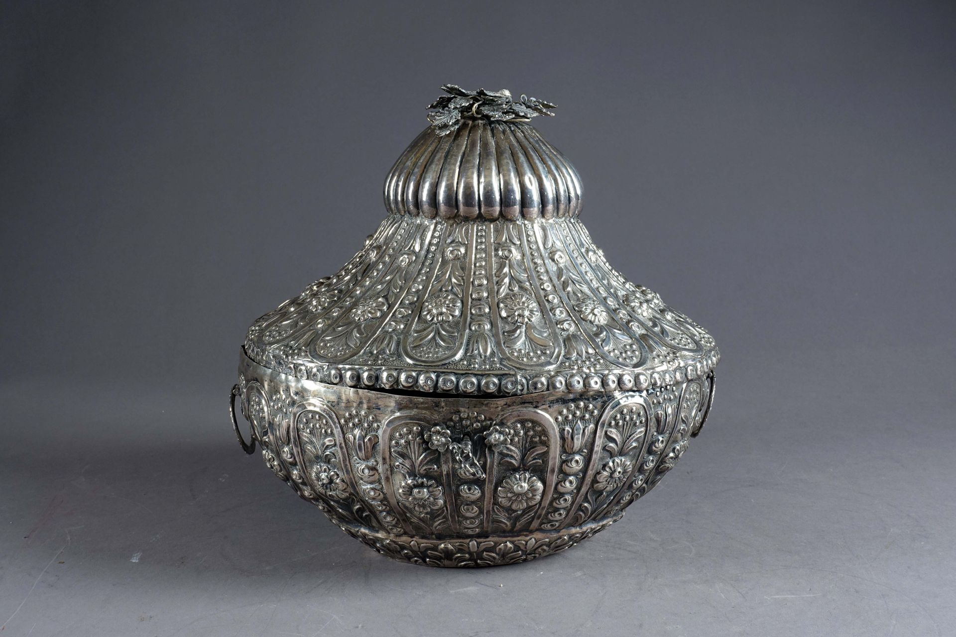 Rare boîte à bijoux Ottomane de forme ovale. A deux prises latérales en anneau. &hellip;