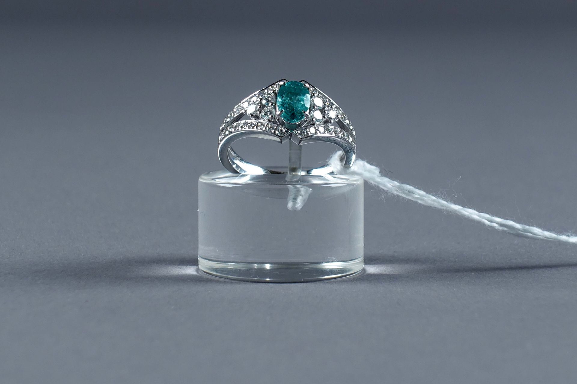 Bague de Dame. Set with an oval emerald (approx. 0.58 carat; fracture filled) se&hellip;