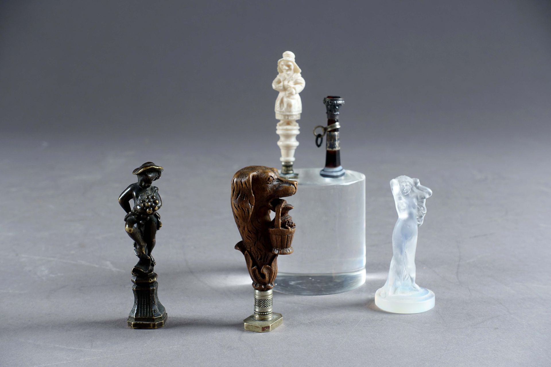 Collection de cinq cachets. 象牙，木雕，乳白色玻璃（有巴黎达尼埃罗的标记）。青铜和玛瑙。19/20世纪。高度：3.5至7厘米。