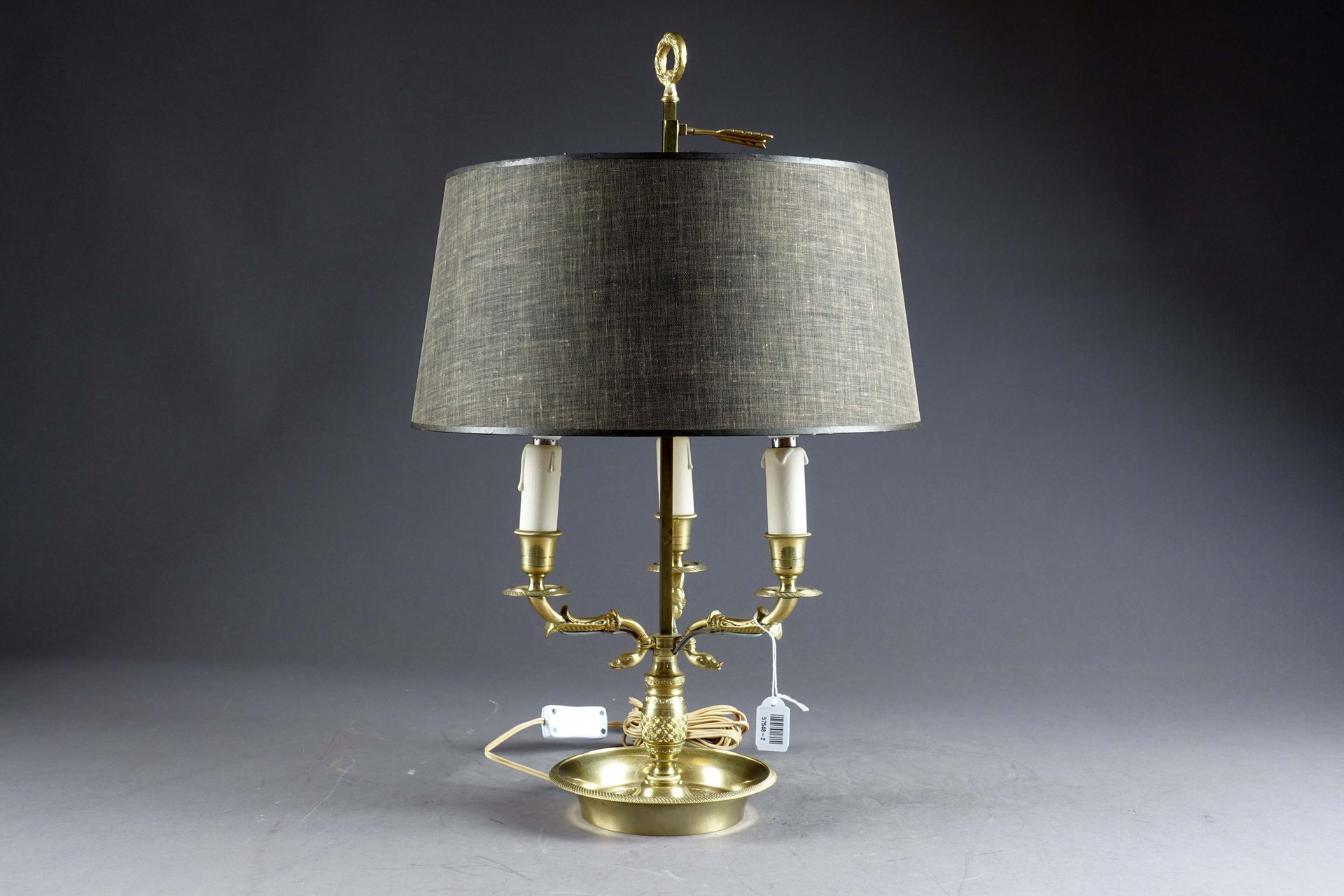 Lampe bouillotte de style Empire. 有三个天鹅颈灯。可移动的灯罩由一个箭头固定。鎏金青铜。高度 : 55 cm; 状态 : 阴性&hellip;