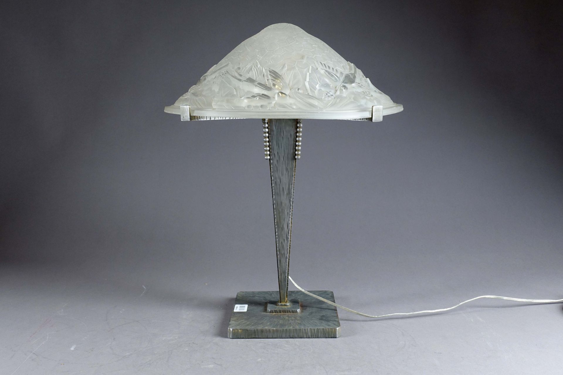Grande Lampe de table Art Déco. 一个大型的模制、压制和磨砂玻璃罩，在 "蜂巢 "背景上有小鸟。四个锥形腿和四个锤击的锻铁珠坠。高&hellip;
