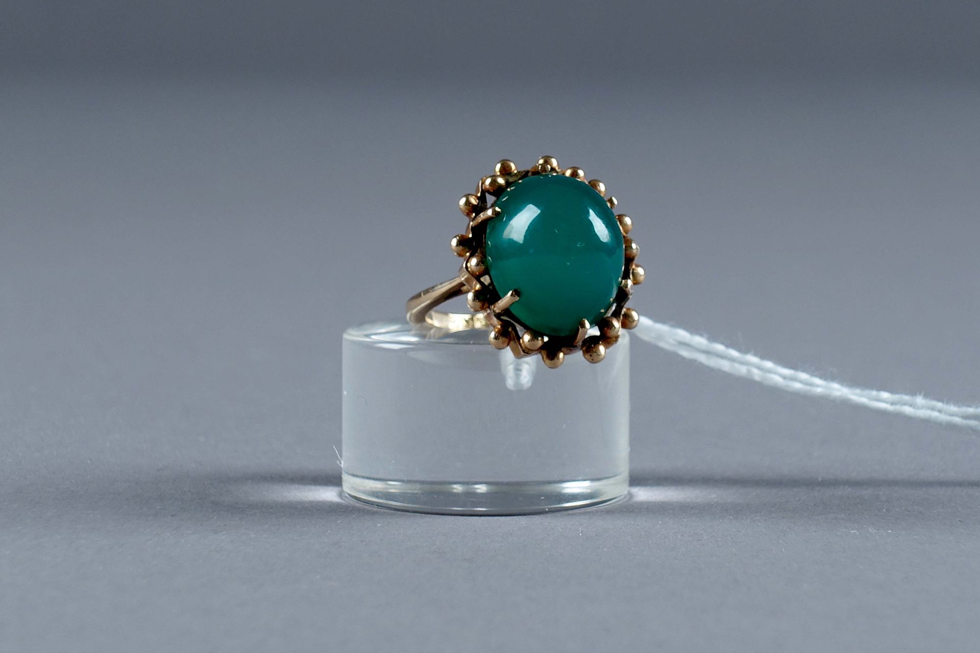 Bague de Dame. Set with a chrysoprase cabochon. Mounting in yellow gold 14 carat&hellip;