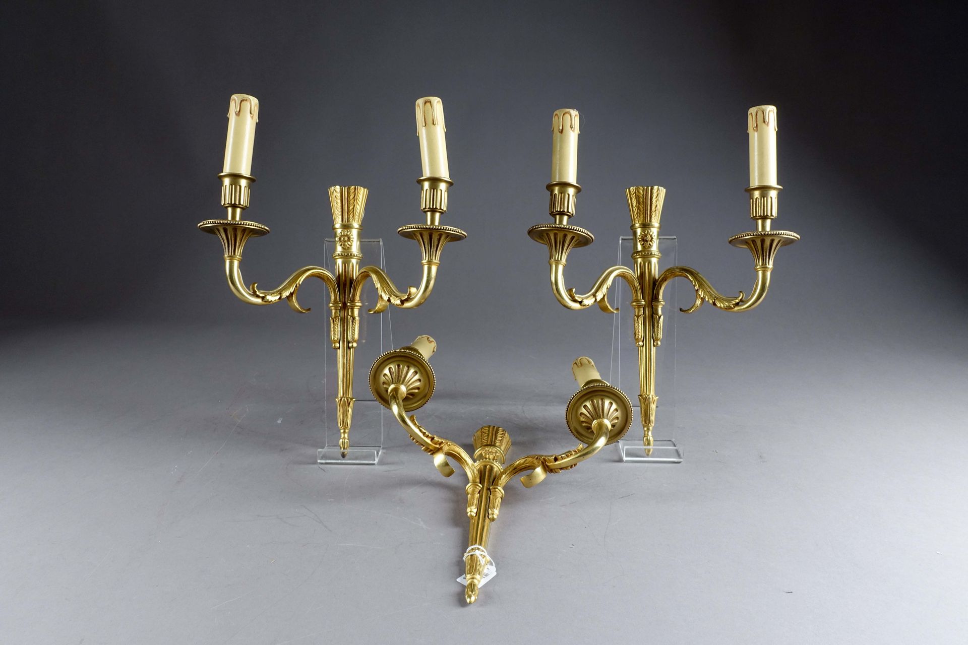 Suite de trois appliques Louis XVI, au carquois. 每一个都由两个带刺桐叶臂的灯照明。鎏金青铜。高度：38厘米。状&hellip;