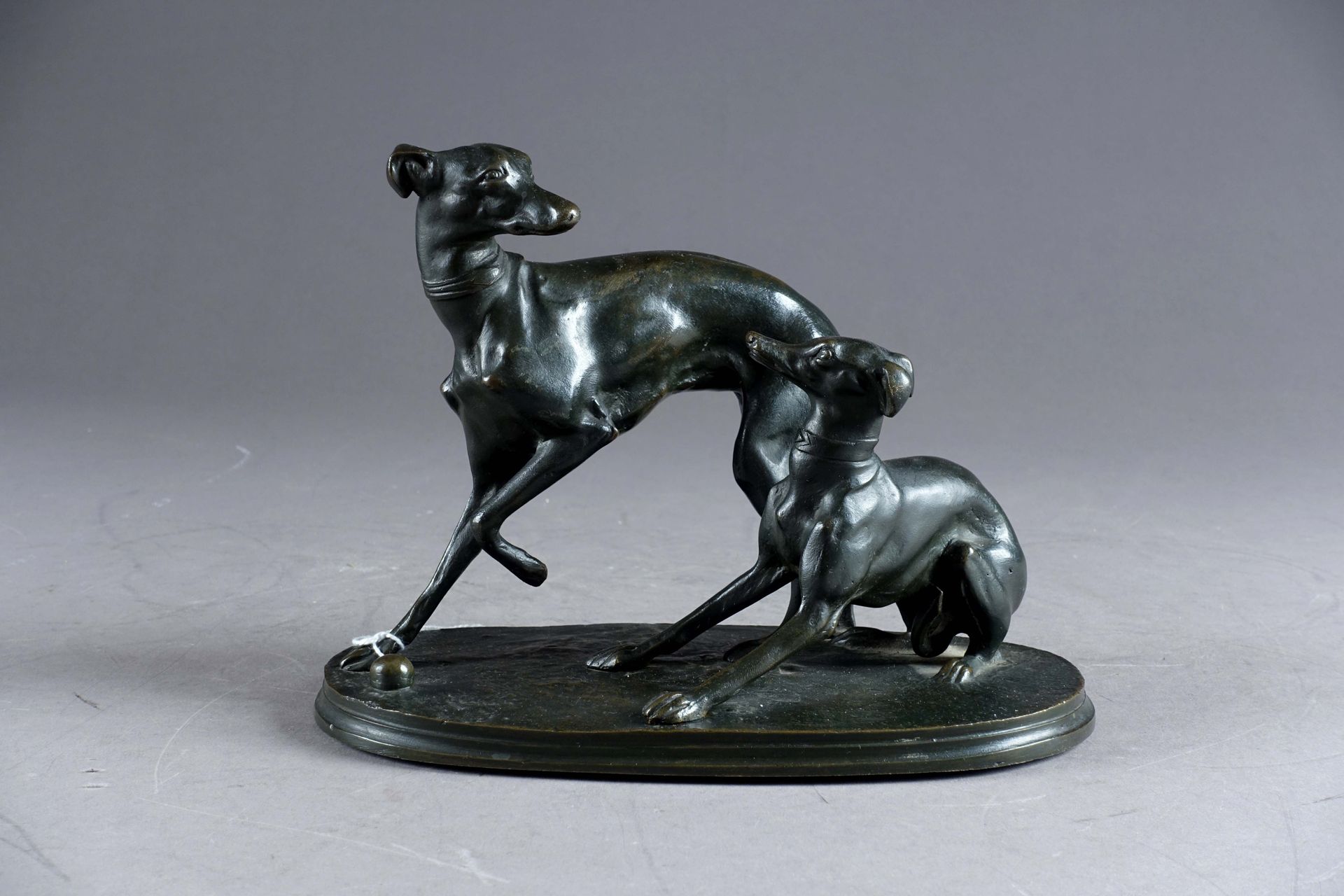 Pierre-Jules Mène (1810-1879), sur un modèle de. 两只灰狗在玩球。抛光青铜的证明。在阳台上签署了Mène。老式铸&hellip;