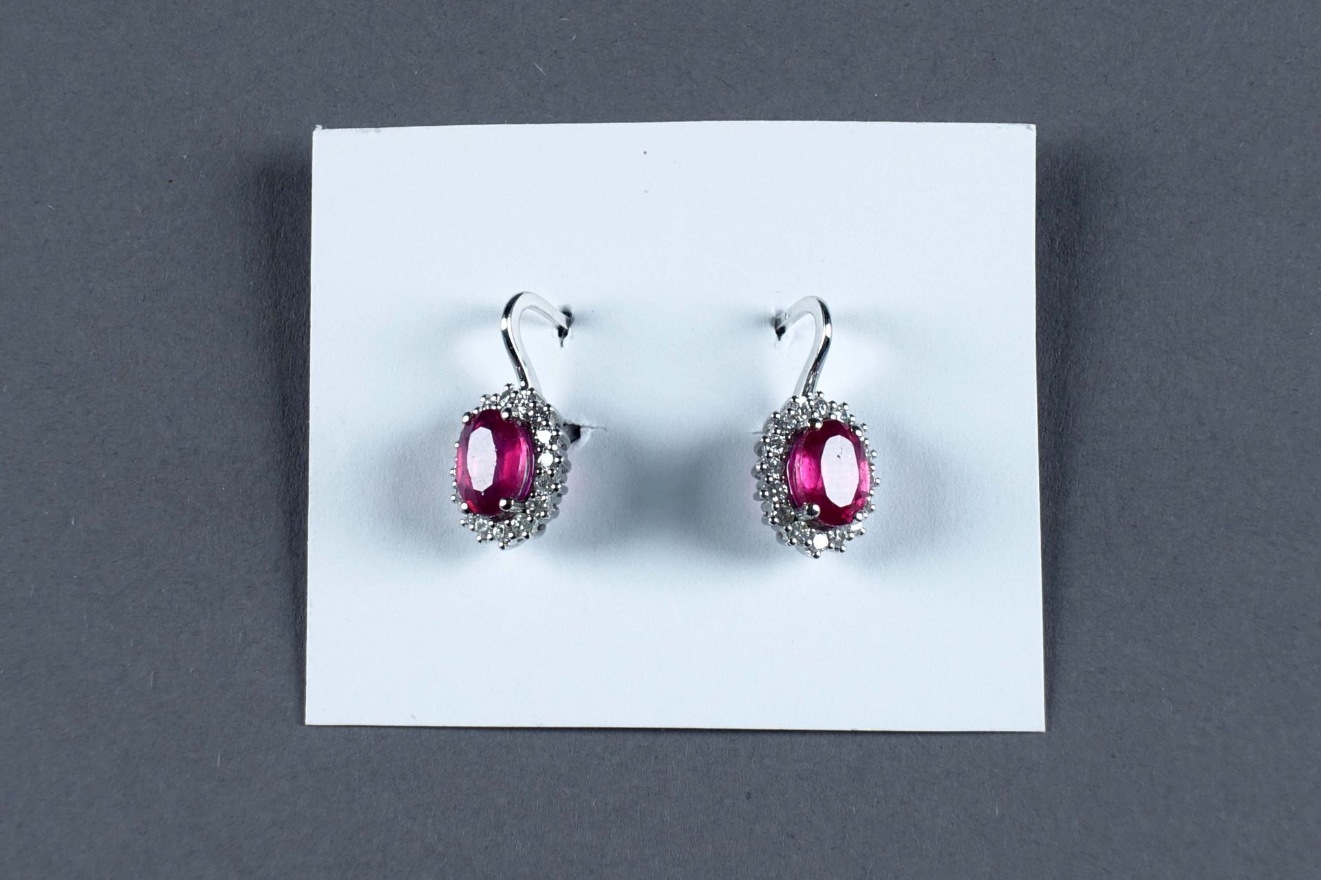 Paire de Boucles d’Oreilles. Incastonati due rubini sintetici a taglio ovale con&hellip;