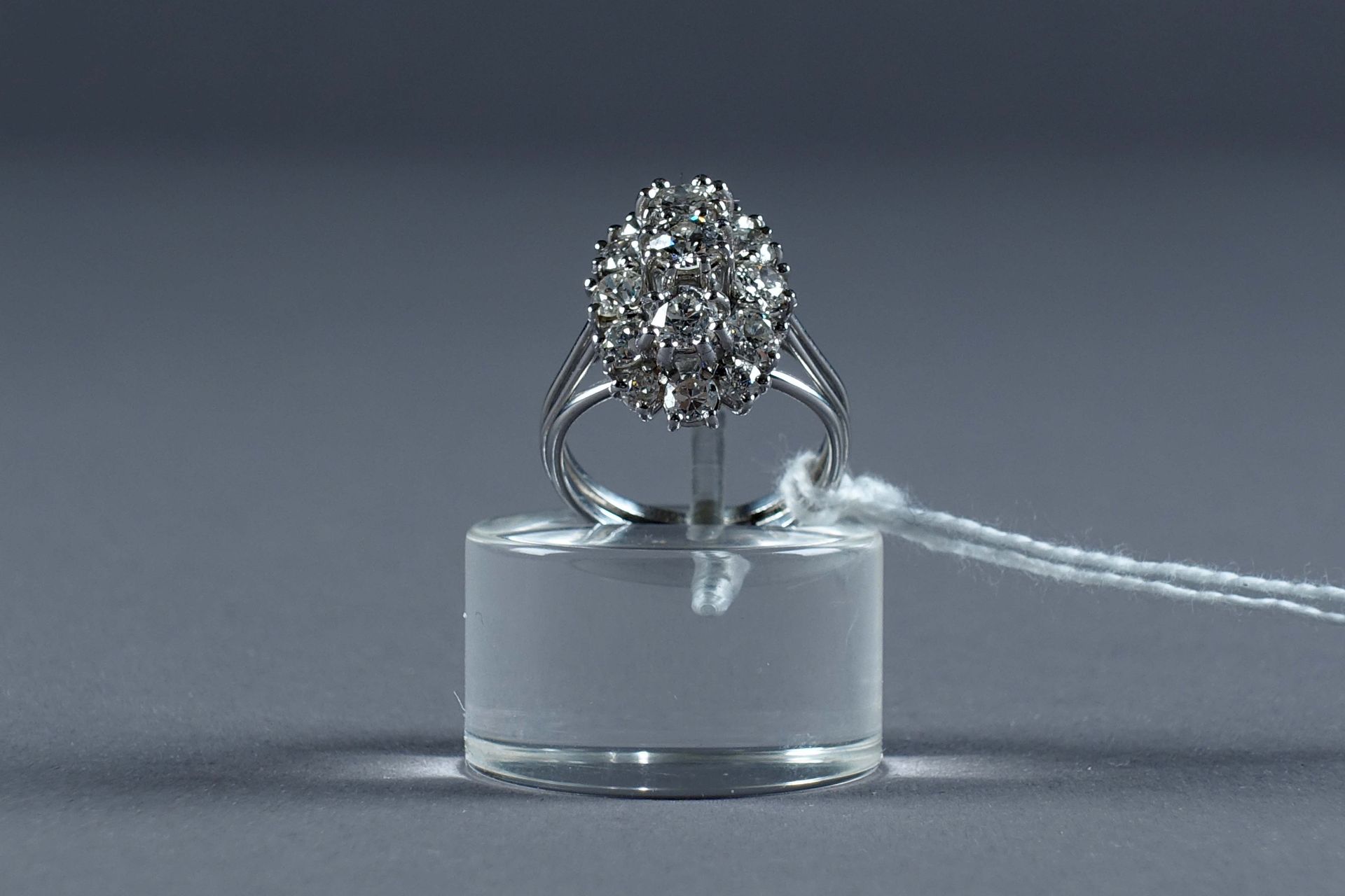 Bague de Dame. Sertie de quinze diamants taille ancienne (env. 2 carats). Montur&hellip;